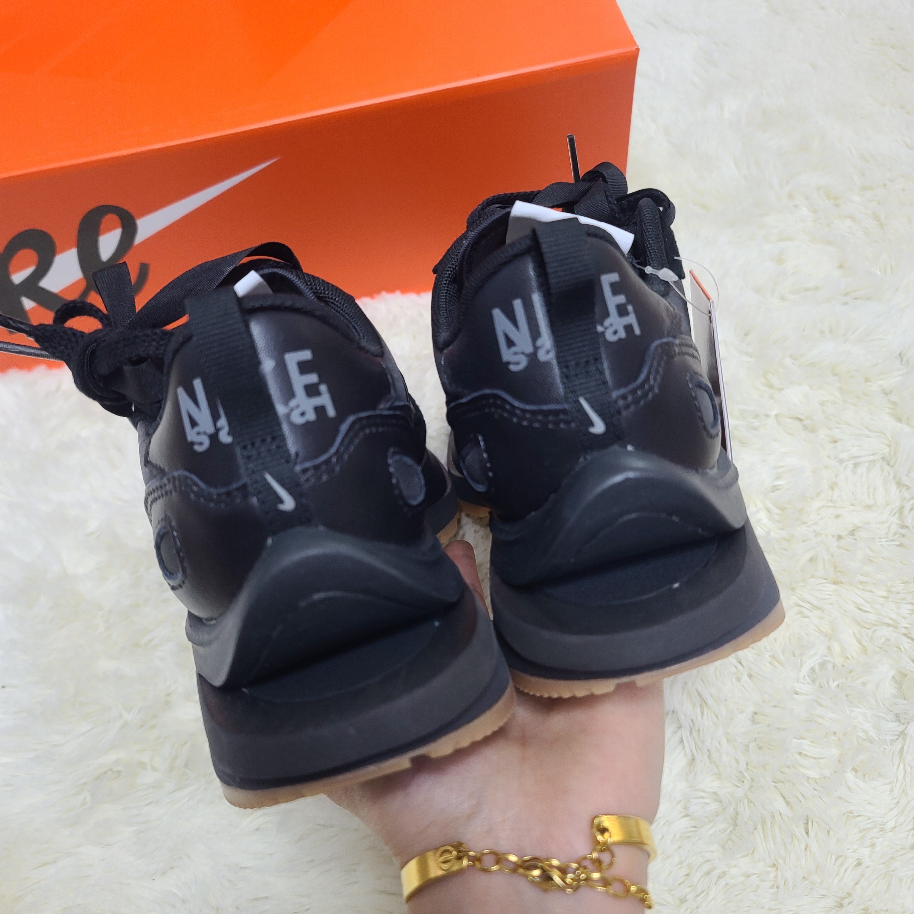 Nike x Sacai VaporWaffle Black and Gum 착용 스타일 - 5