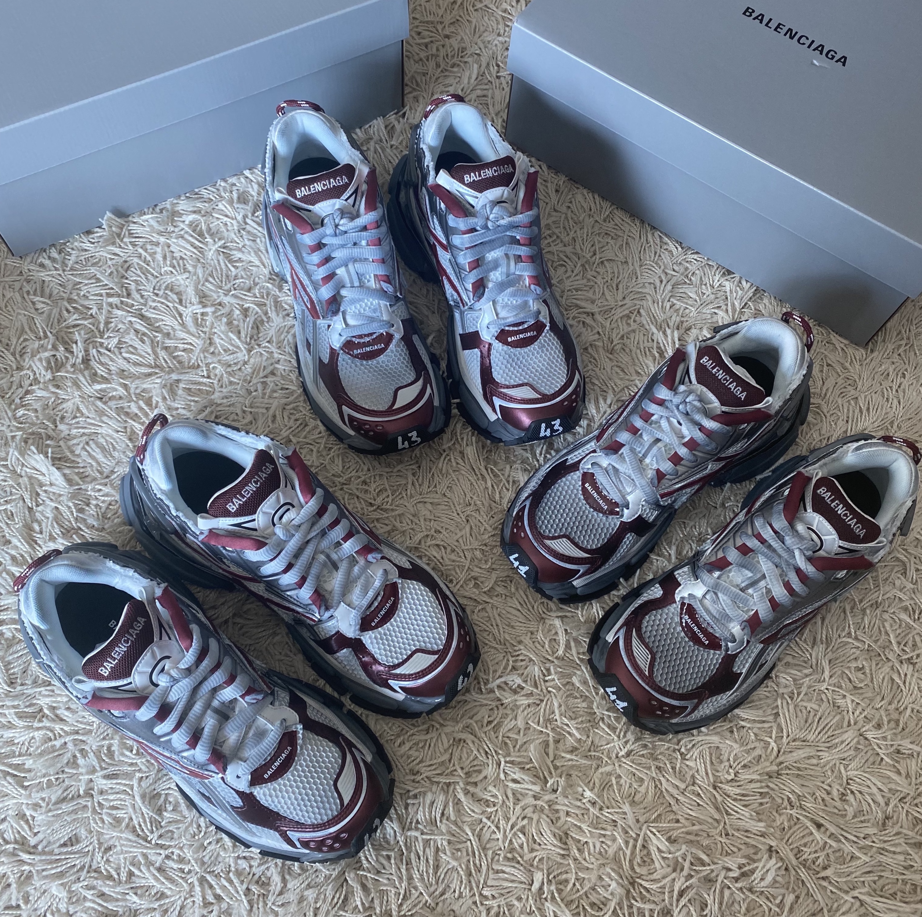 Balenciaga Runner Sneakers Grey Burgundy 착용 스타일