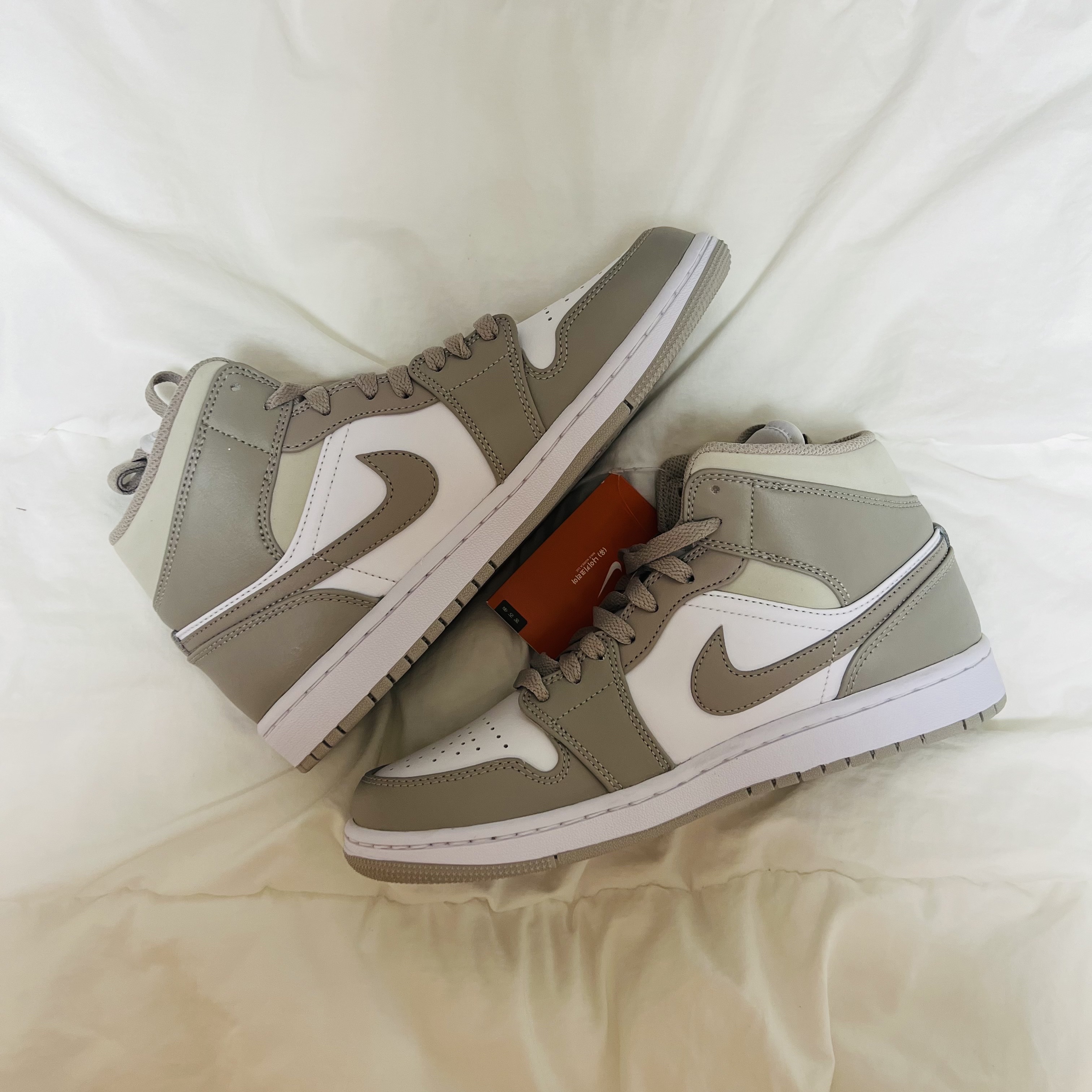 Jordan 1 Mid College Grey 착용 스타일 - 2