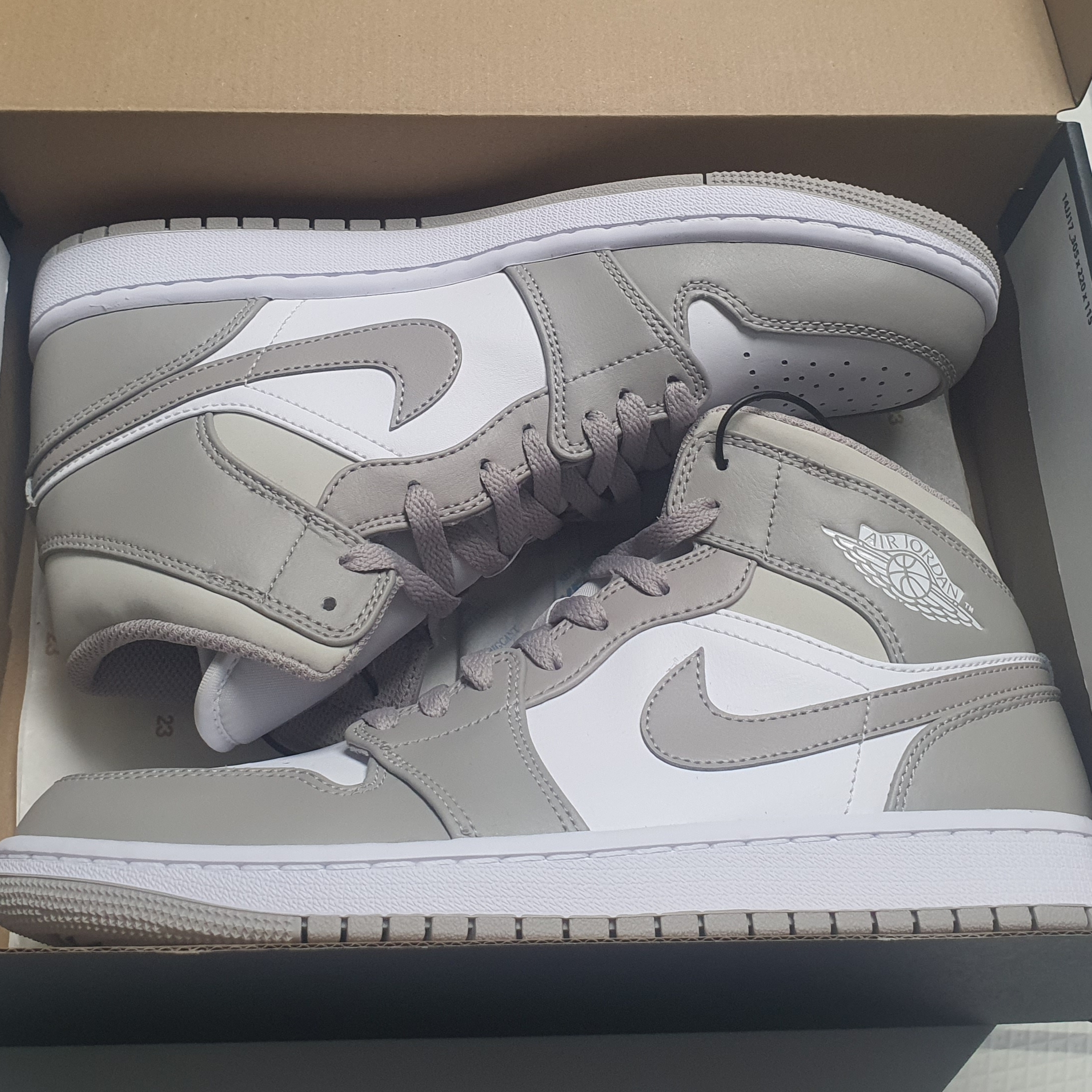 Jordan 1 Mid College Grey 착용 스타일 - 1
