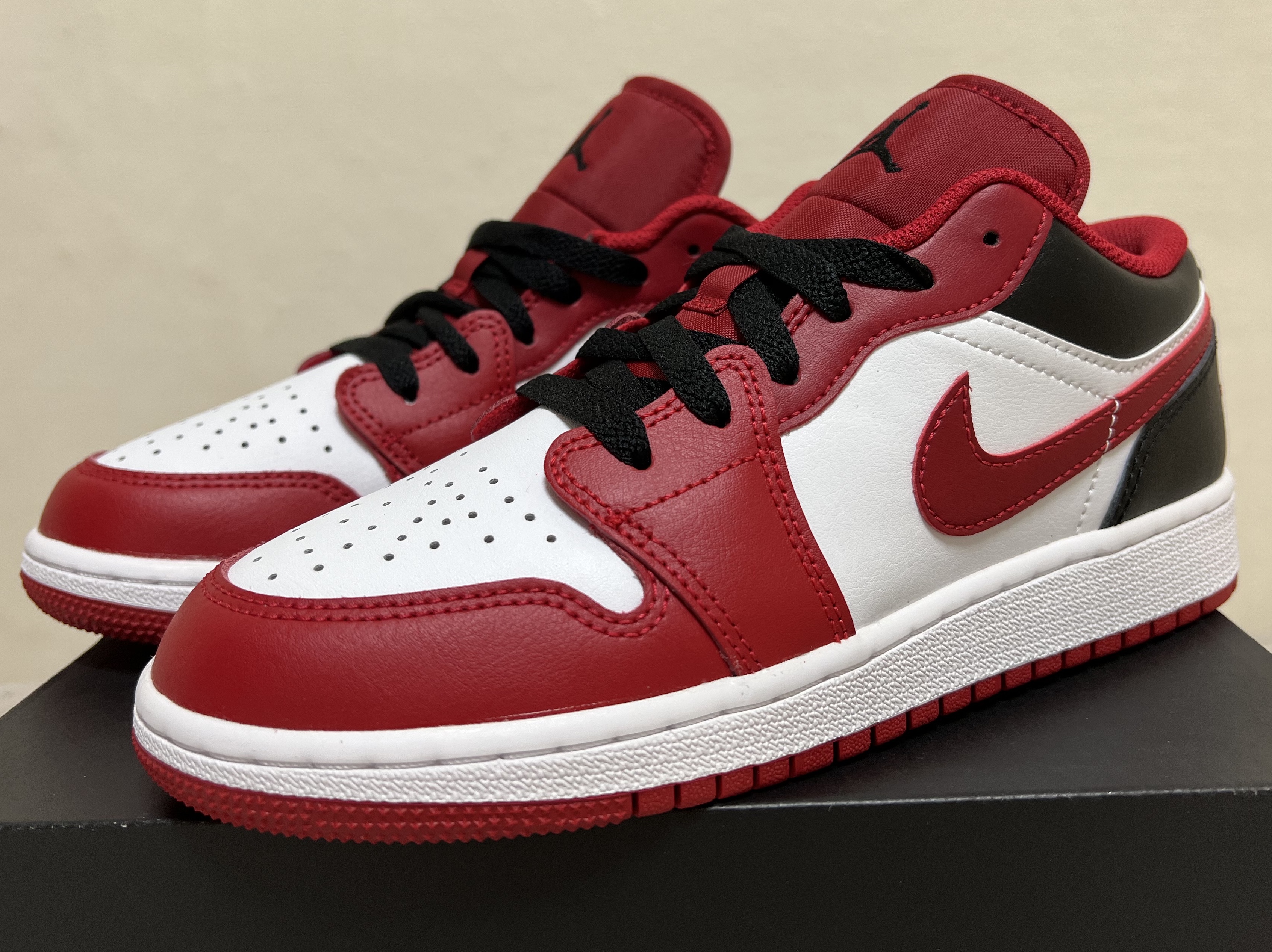 (GS) Jordan 1 Low White Gym Red Black 착용 스타일 - 1