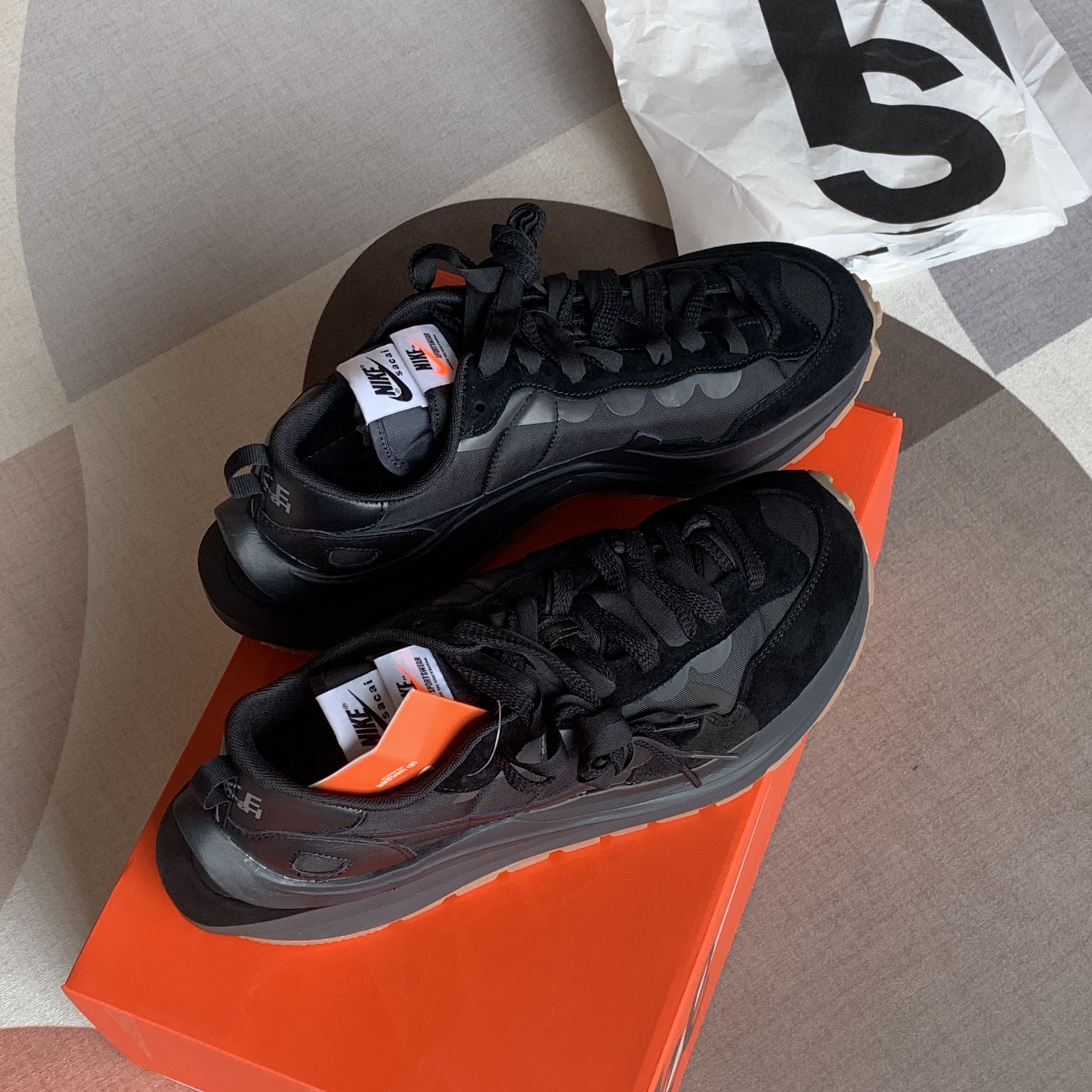 Nike x Sacai VaporWaffle Black and Gum 착용 스타일 - 1