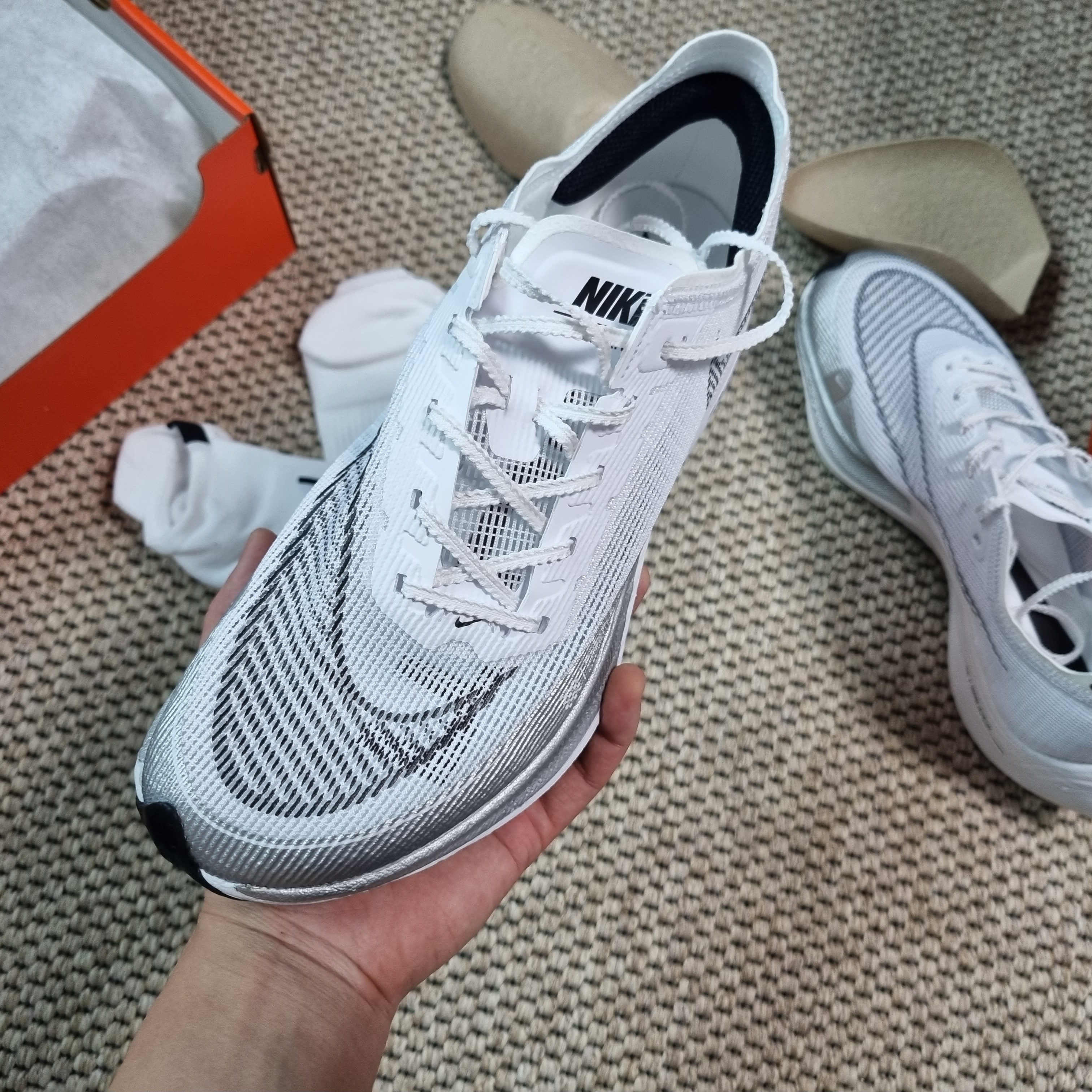 Nike ZoomX Vaporfly Next% 2 White Metallic Silver 착용 스타일 - 1