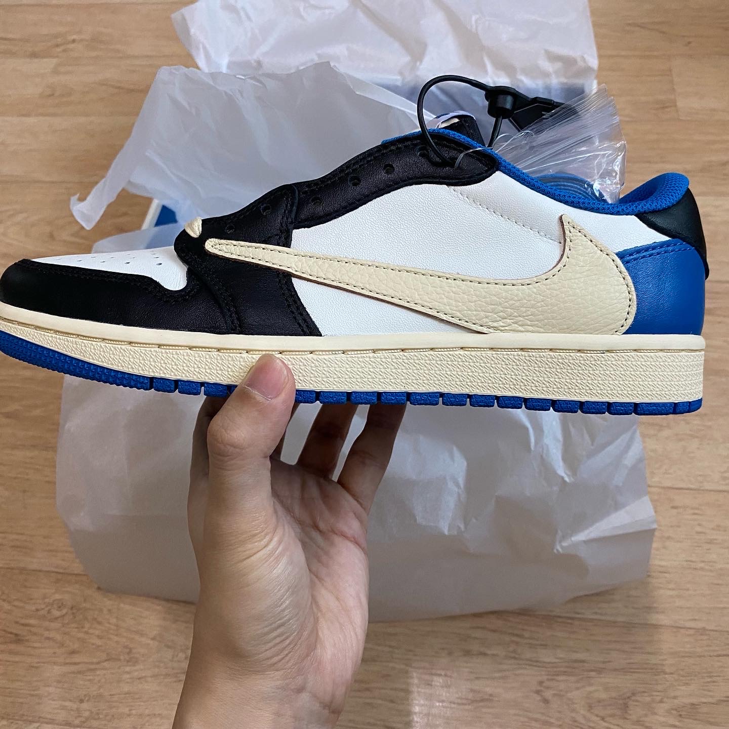 Jordan 1 x Travis Scott x Fragment Retro Low OG SP Military Blue 착용 스타일 - 1