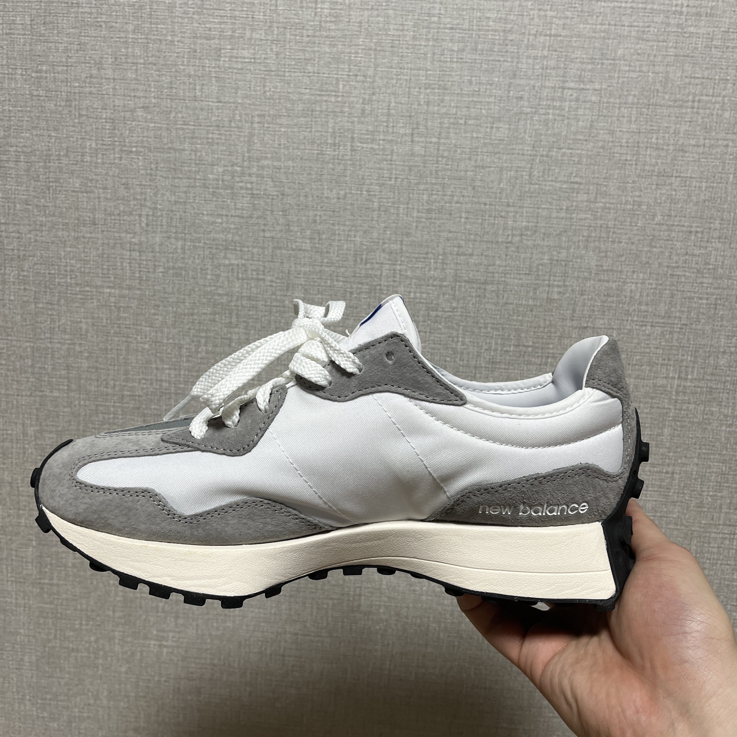 New Balance 327 Grey 착용 스타일 - 3