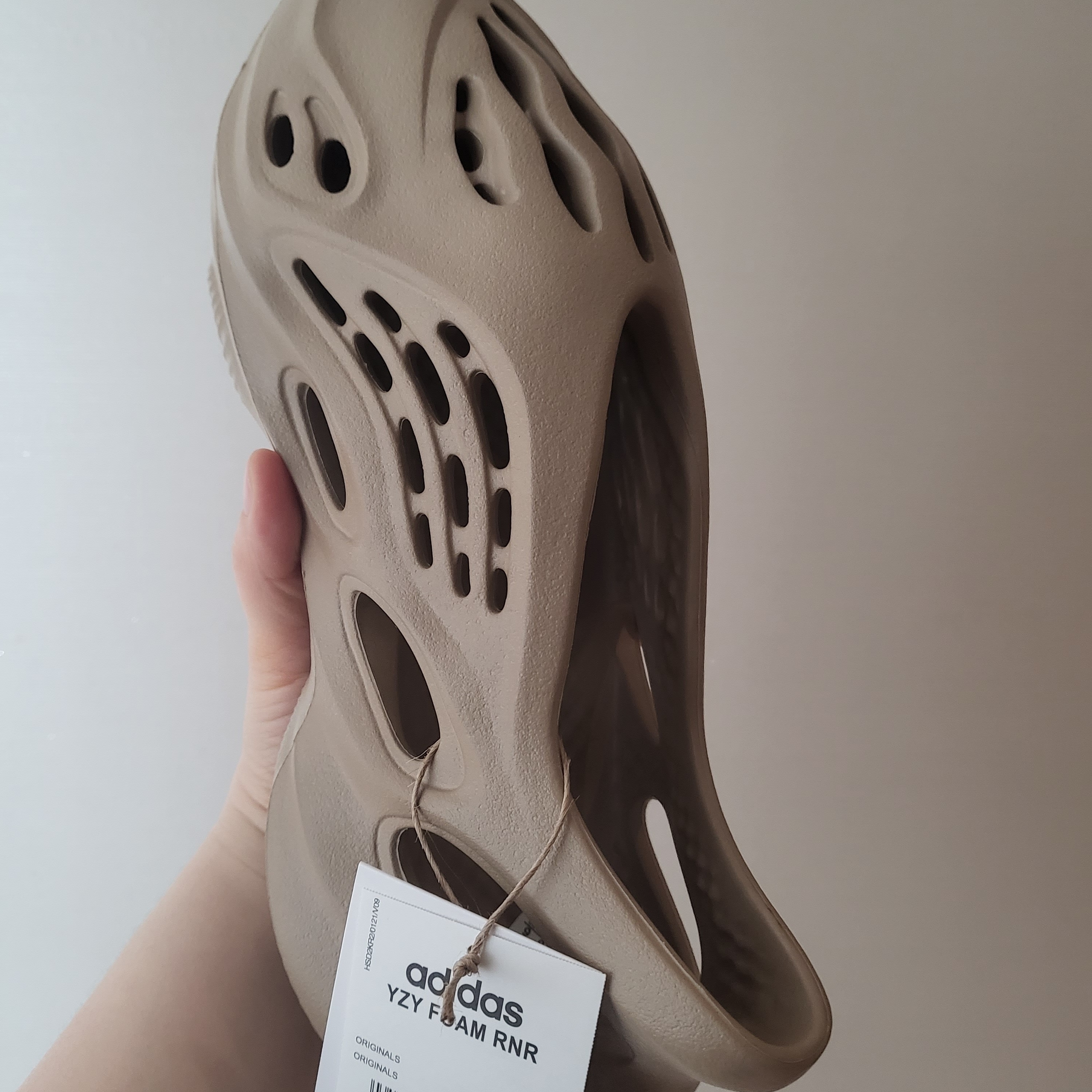 Adidas Yeezy Foam RNNR Mist 착용 스타일 - 2