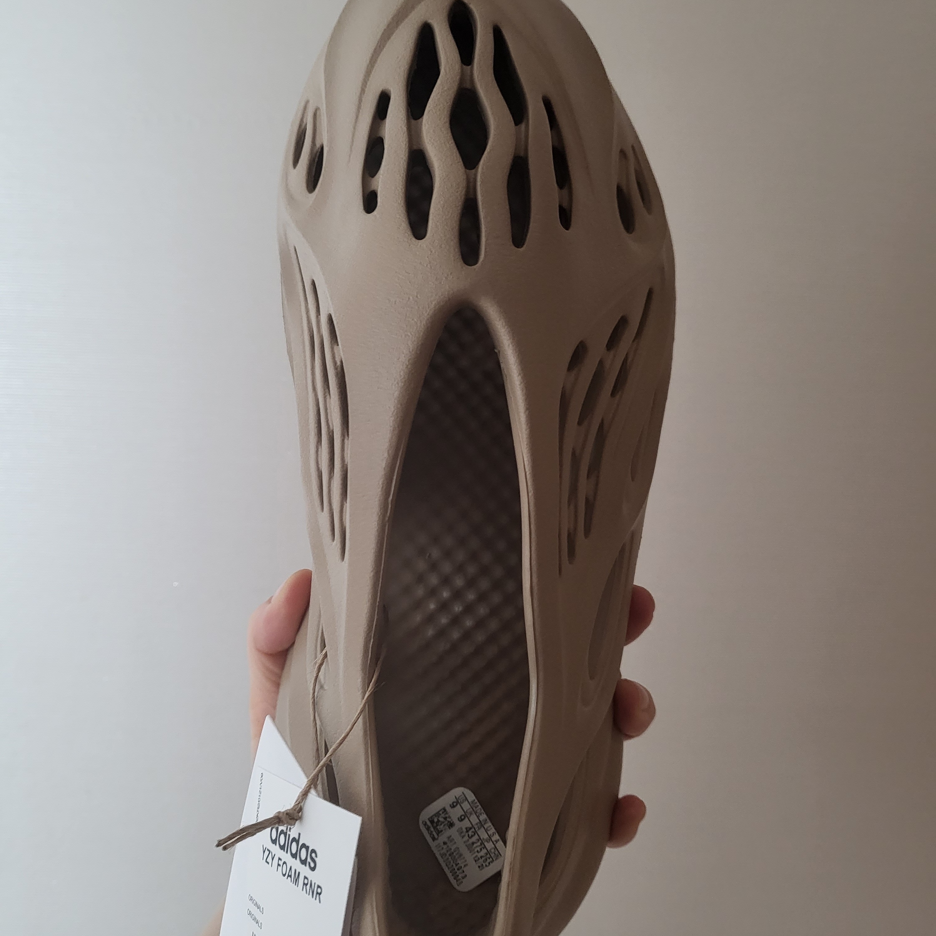 Adidas Yeezy Foam RNNR Mist 착용 스타일 - 1