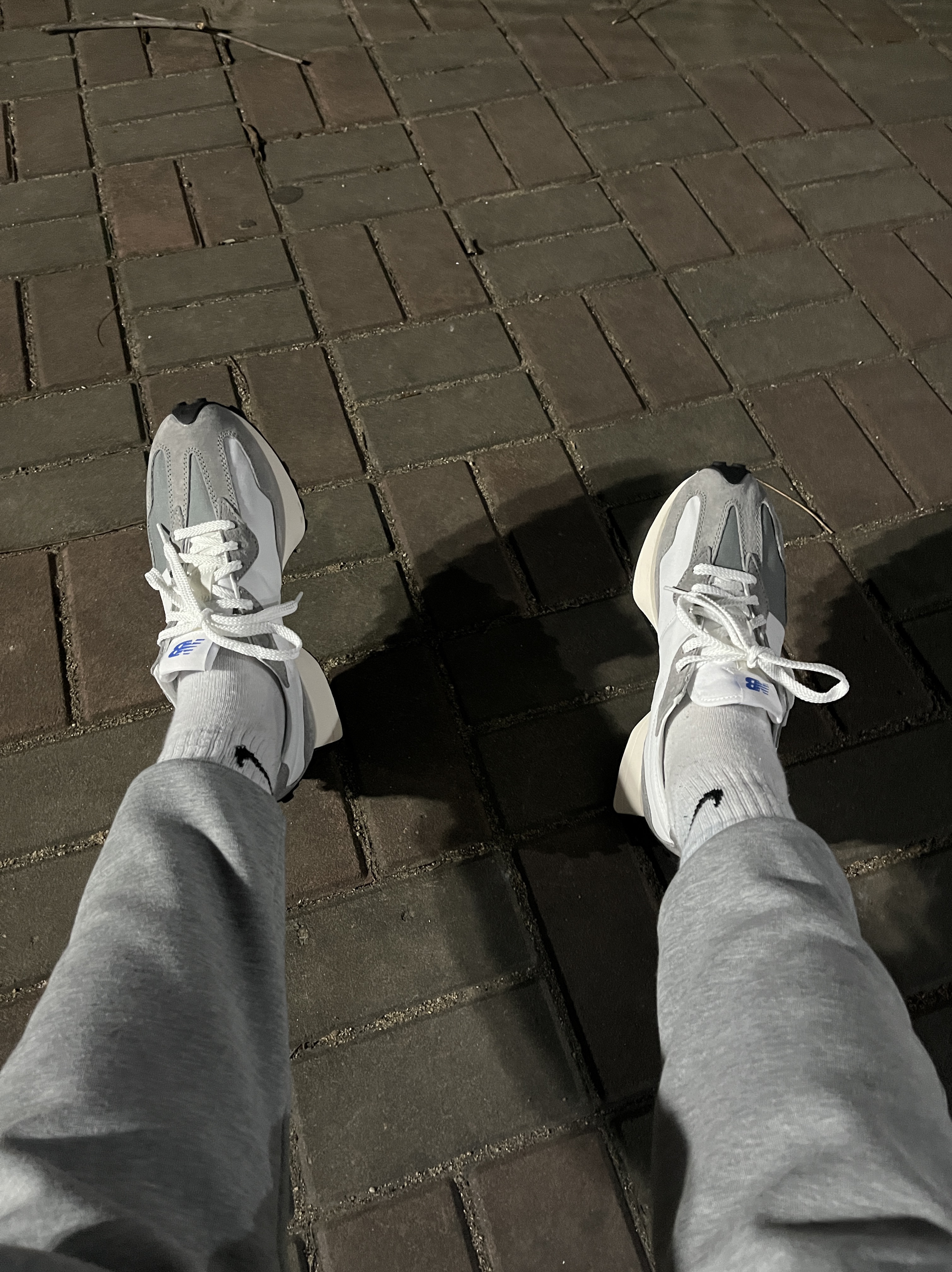 New Balance 327 Grey 착용 스타일 - 2