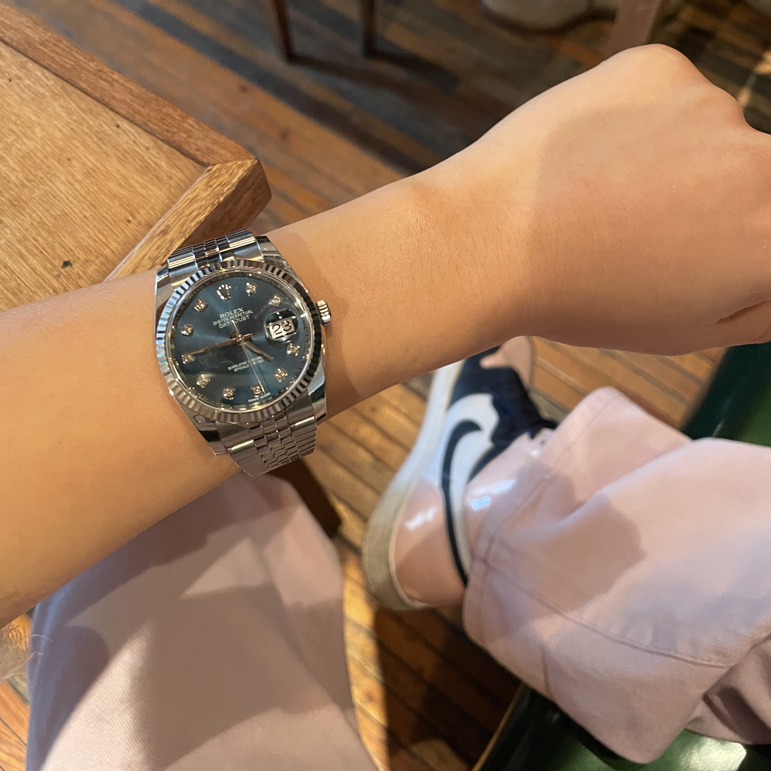(W) Jordan 1 Retro High OG Atmosphere, Rolex Datejust 36mm 126200 Fluted Motif Bright Blue Oyster 착용 스타일 - 5