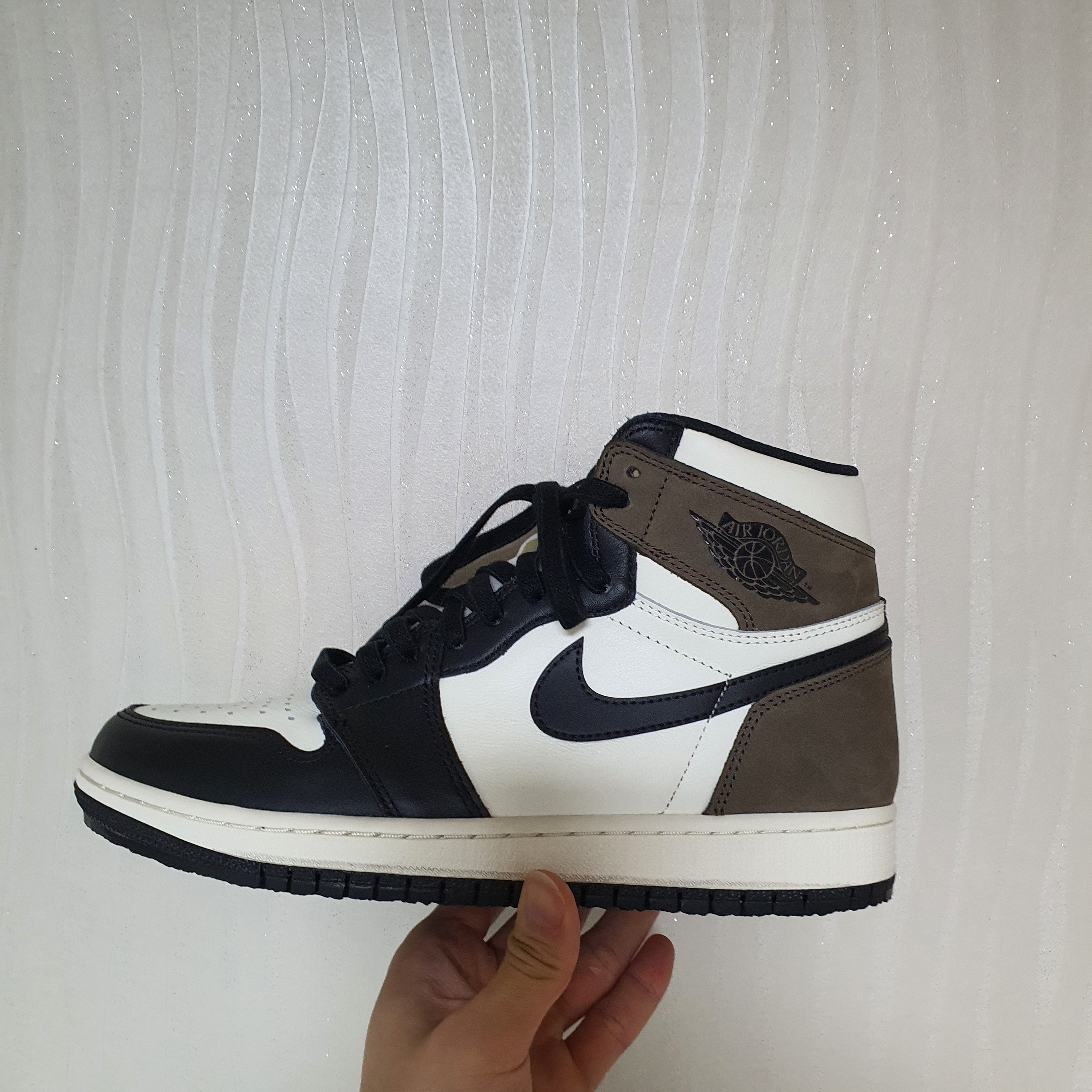 Jordan 1 Retro High OG Black Mocha 착용 스타일
