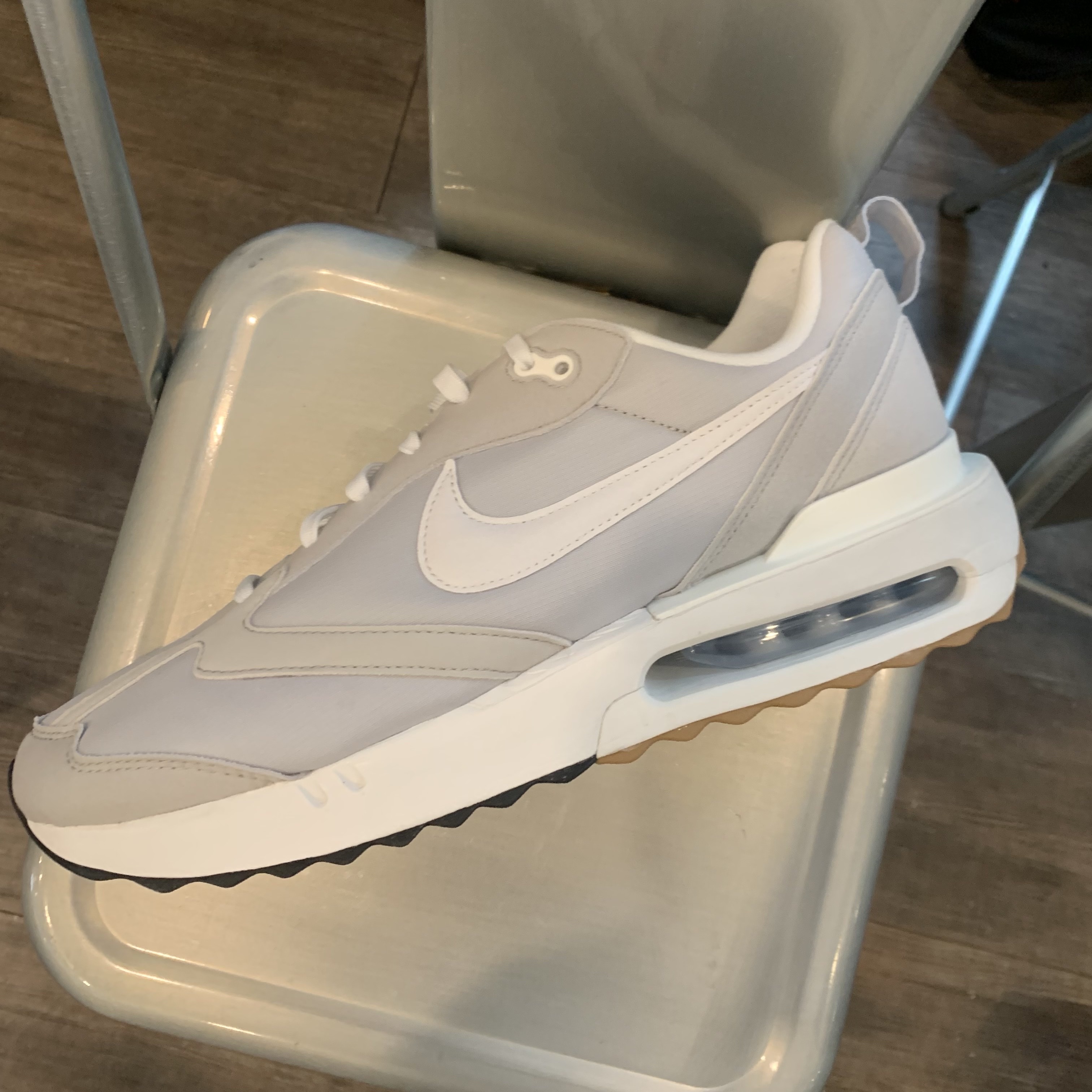 Nike Air Max Dawn Grey Fog 착용 스타일 - 3