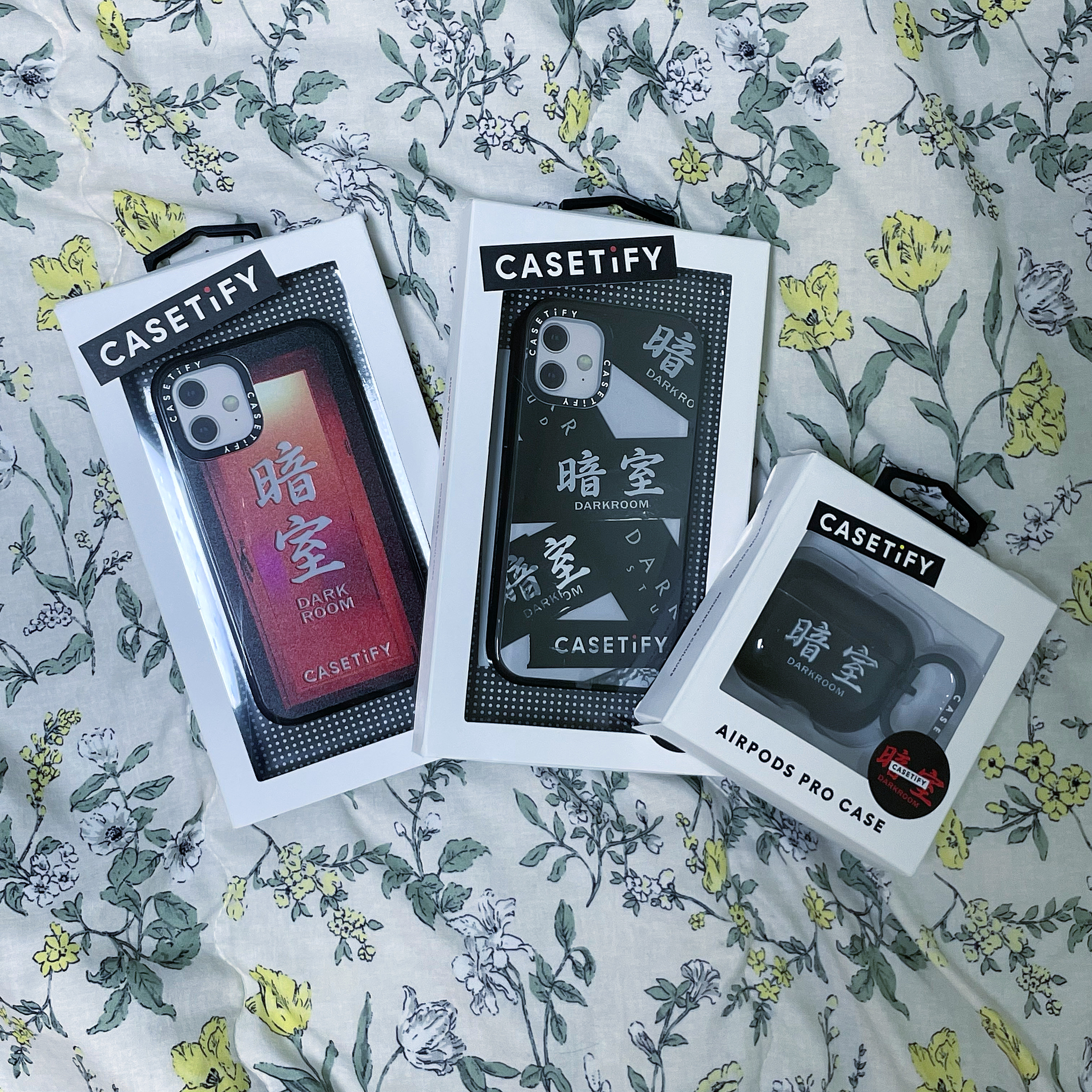 Casetify x Darkr8m Studio Tape Impact iPhone Case Clear Black, Casetify x Darkr8m Studio Silver Stitch Logo AirPods Pro Case TPU Black 착용 스타일