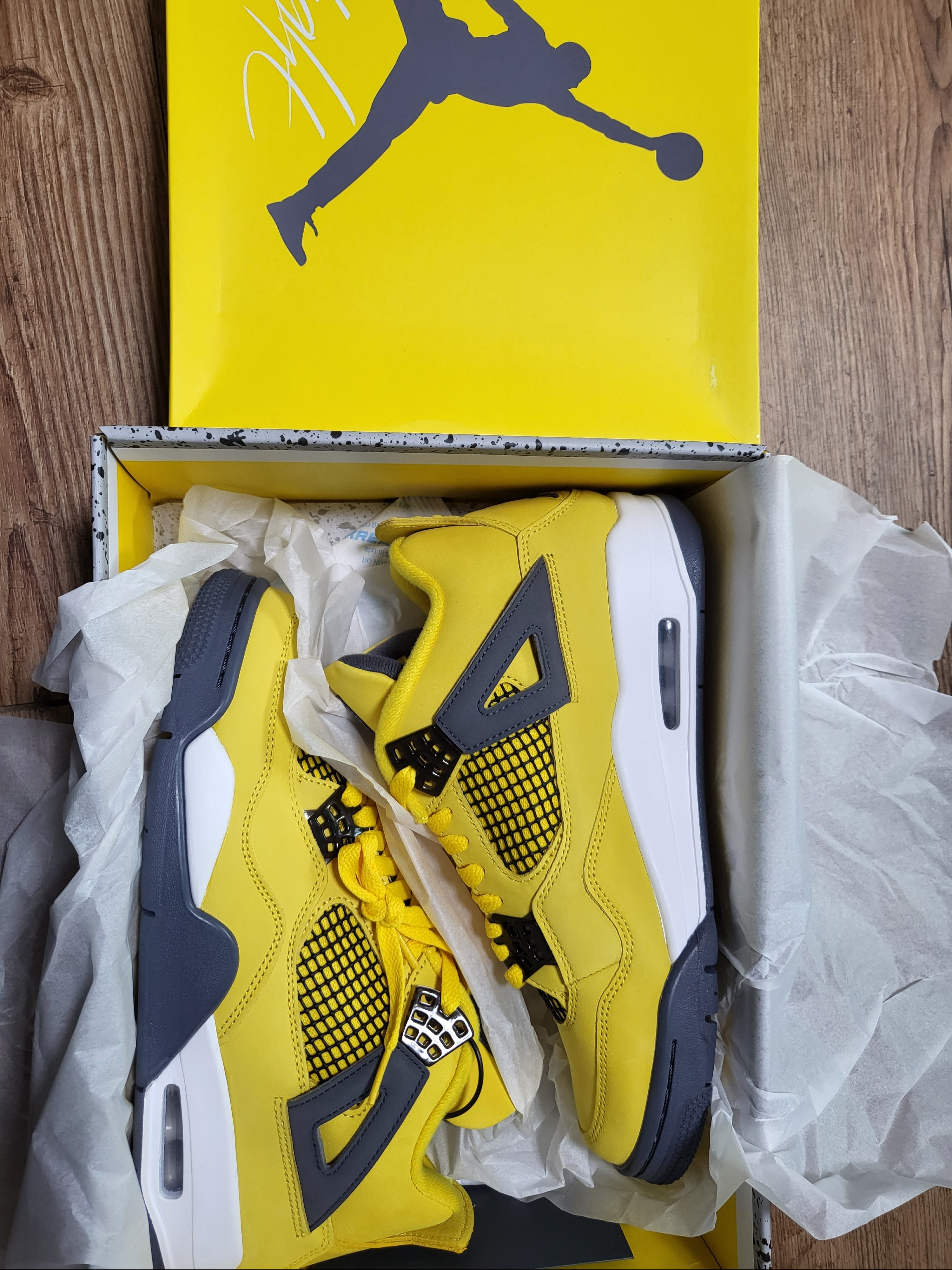 Jordan 4 Retro Tour Yellow, Adidas Yeezy Boost 350 V2 Citrin - Non-Reflective 착용 스타일 - 2