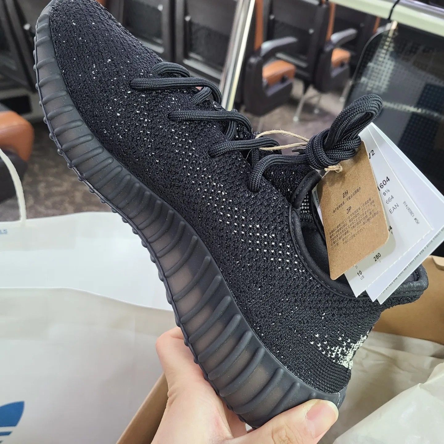 Adidas Yeezy Boost 350 V2 Core Black White 2022 착용 스타일 - 2