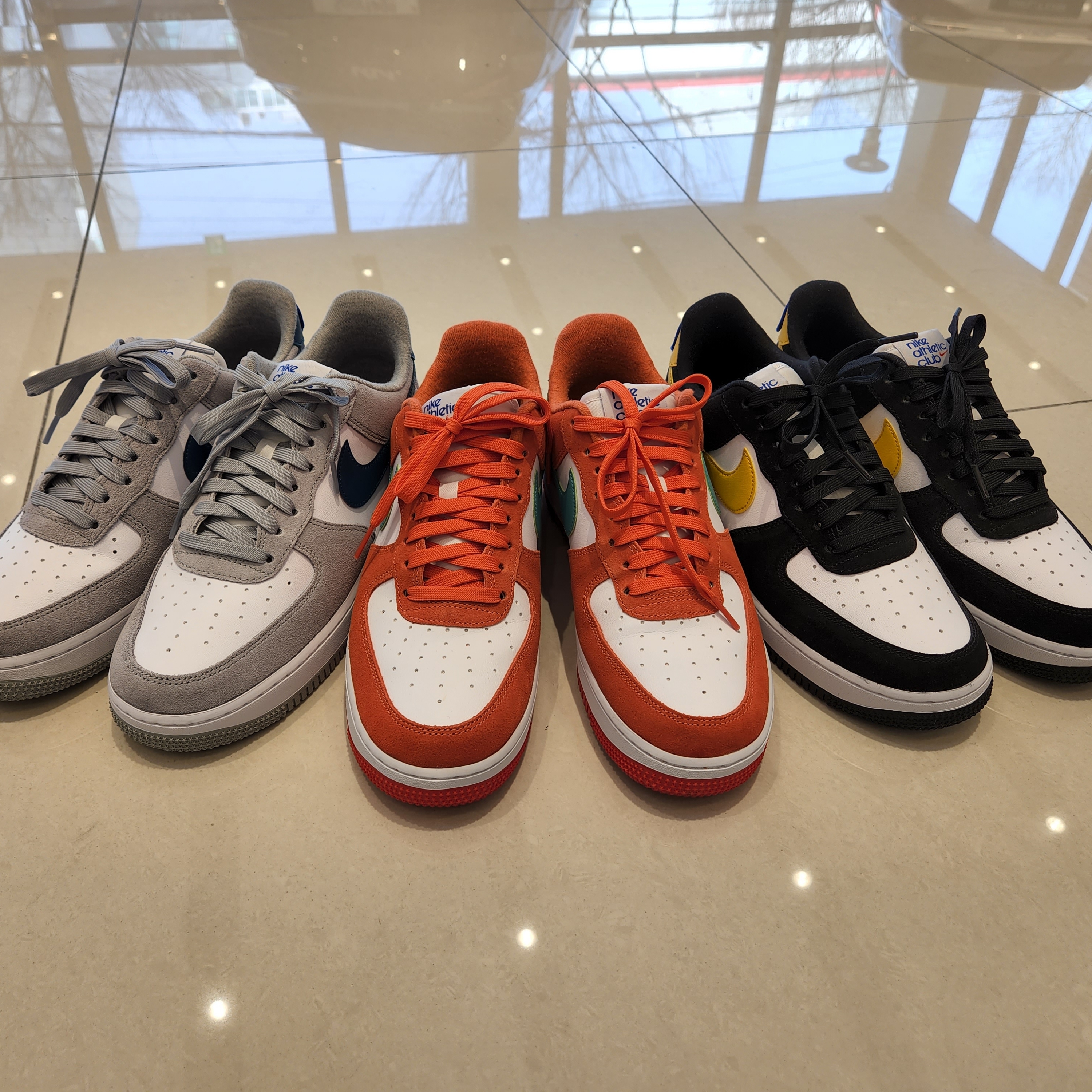 Nike Air Force 1 '07 LV8 Athletic Club Light Smoke Grey Marina, Nike Air Force 1 '07 LV8 Athletic Club Black Dark Sulfur 착용 스타일 - 1