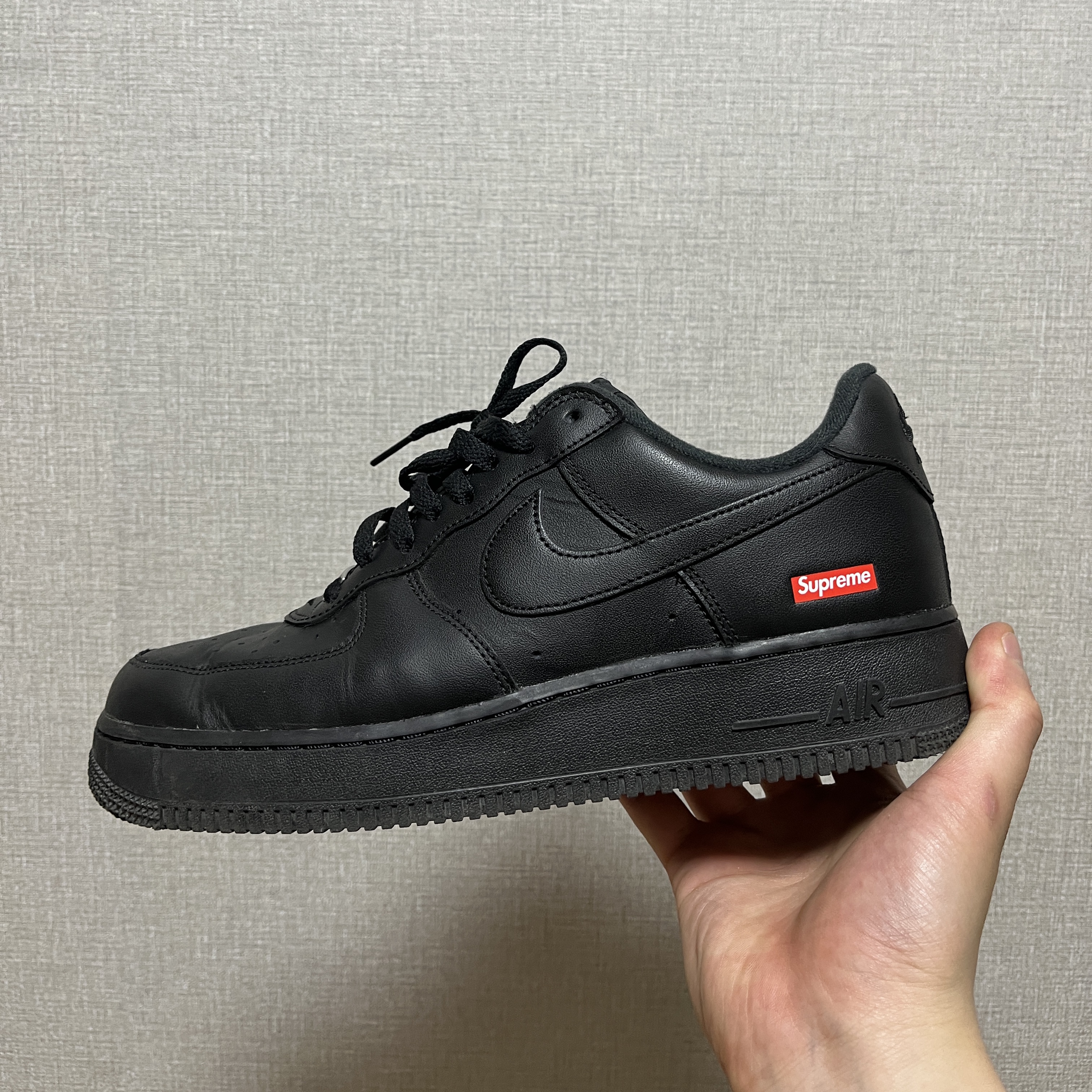 Nike x Supreme Air Force 1 Low Black 착용 스타일 - 1