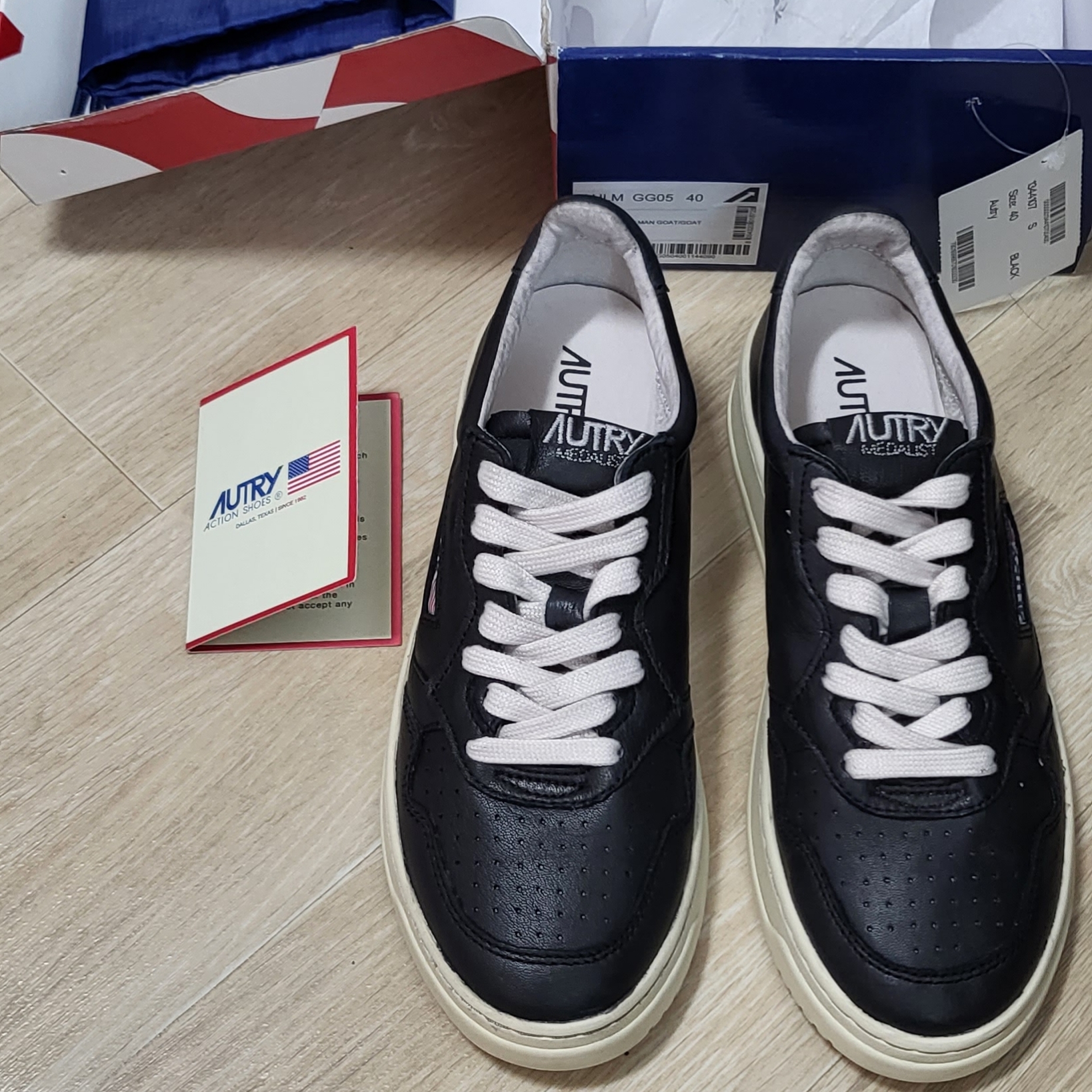 Autry Medalist Low Goatskin Sneakers Black 착용 스타일