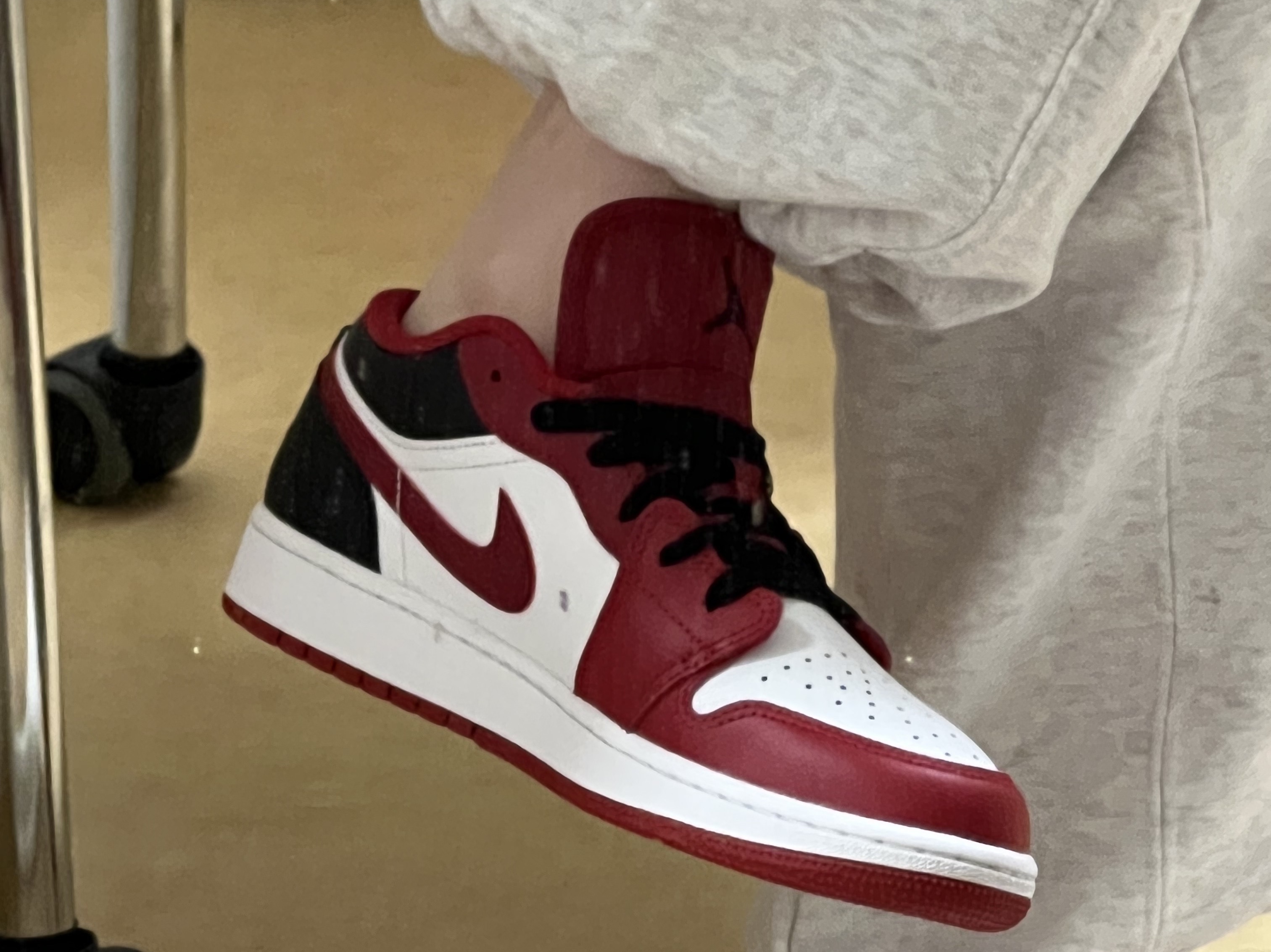 (GS) Jordan 1 Low White Gym Red Black 착용 스타일 - 4
