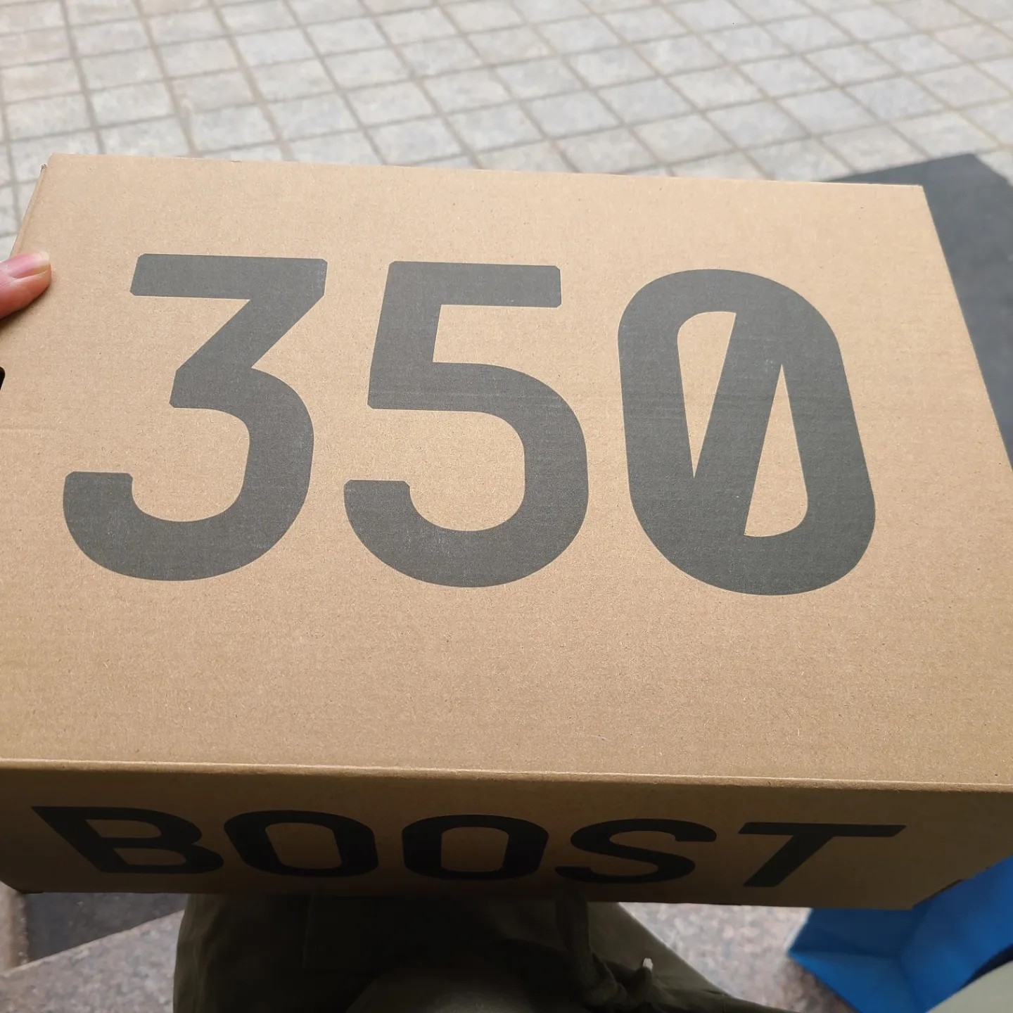 Adidas Yeezy Boost 350 V2 Core Black White 2022 착용 스타일 - 4