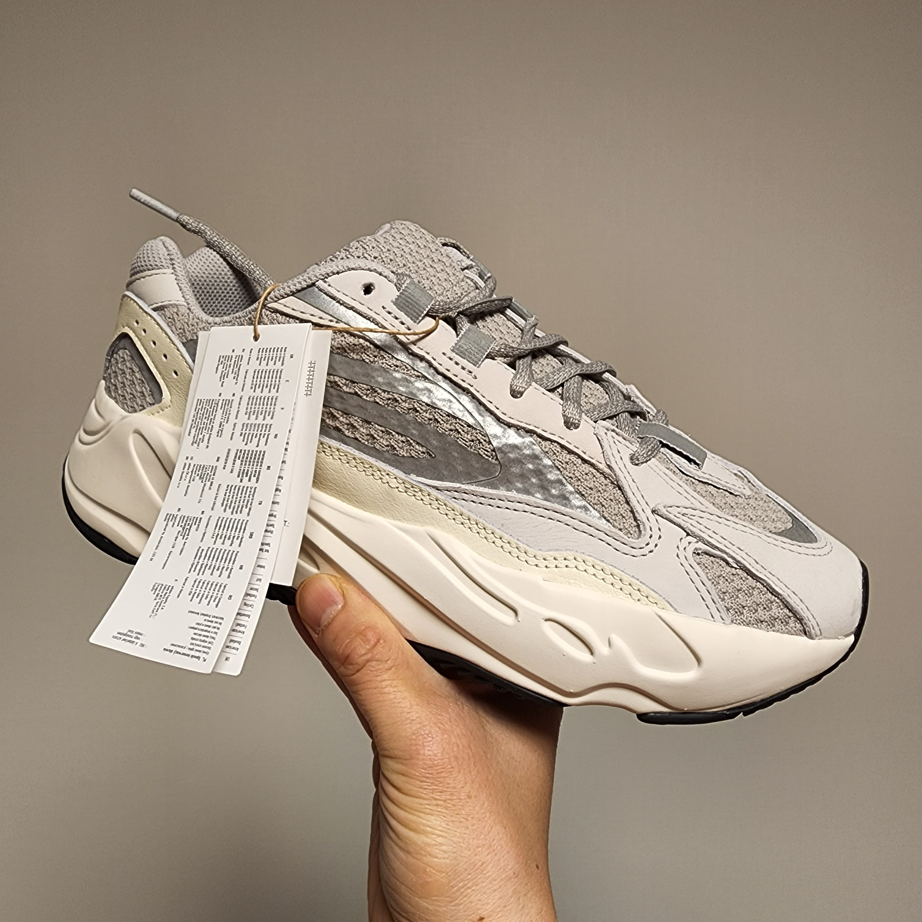 Adidas Yeezy Boost 700 V2 Static 2022 착용 스타일 - 1