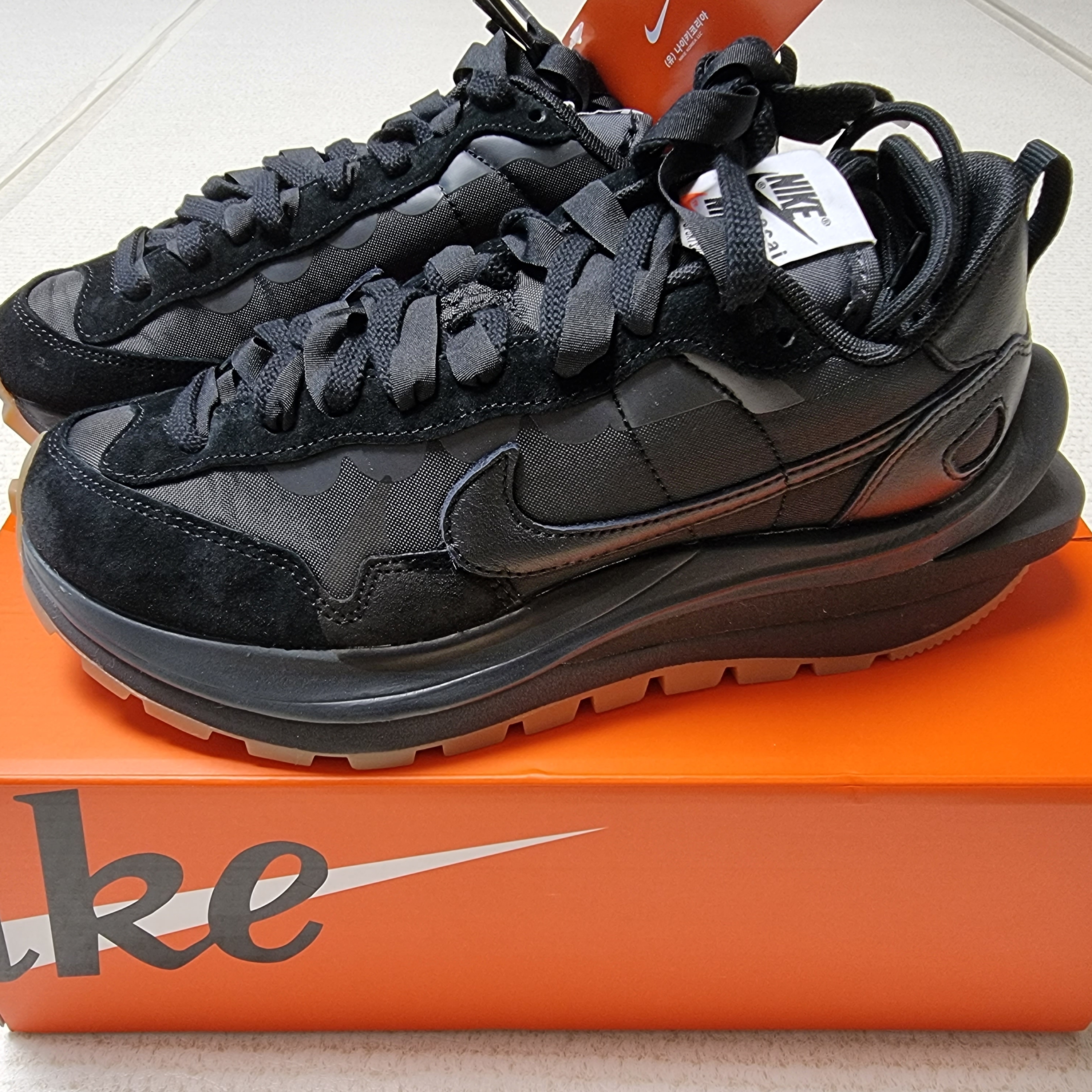 Nike x Sacai VaporWaffle Black and Gum 착용 스타일