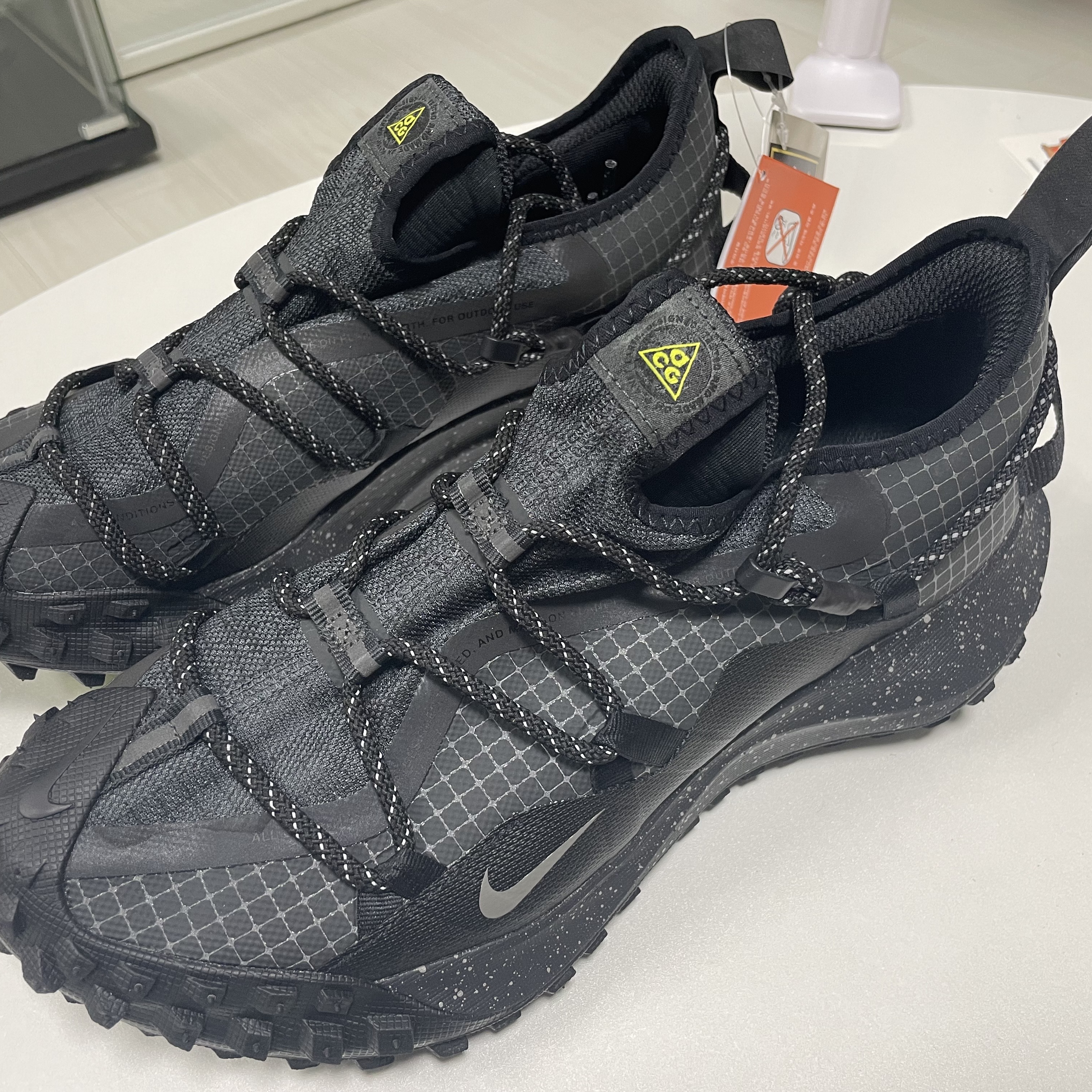 Nike Bucket Futura Tie-Dye Black, Nike ACG Mountain Fly Low Gore-Tex SE Dark Smoke Grey 착용 스타일 - 5