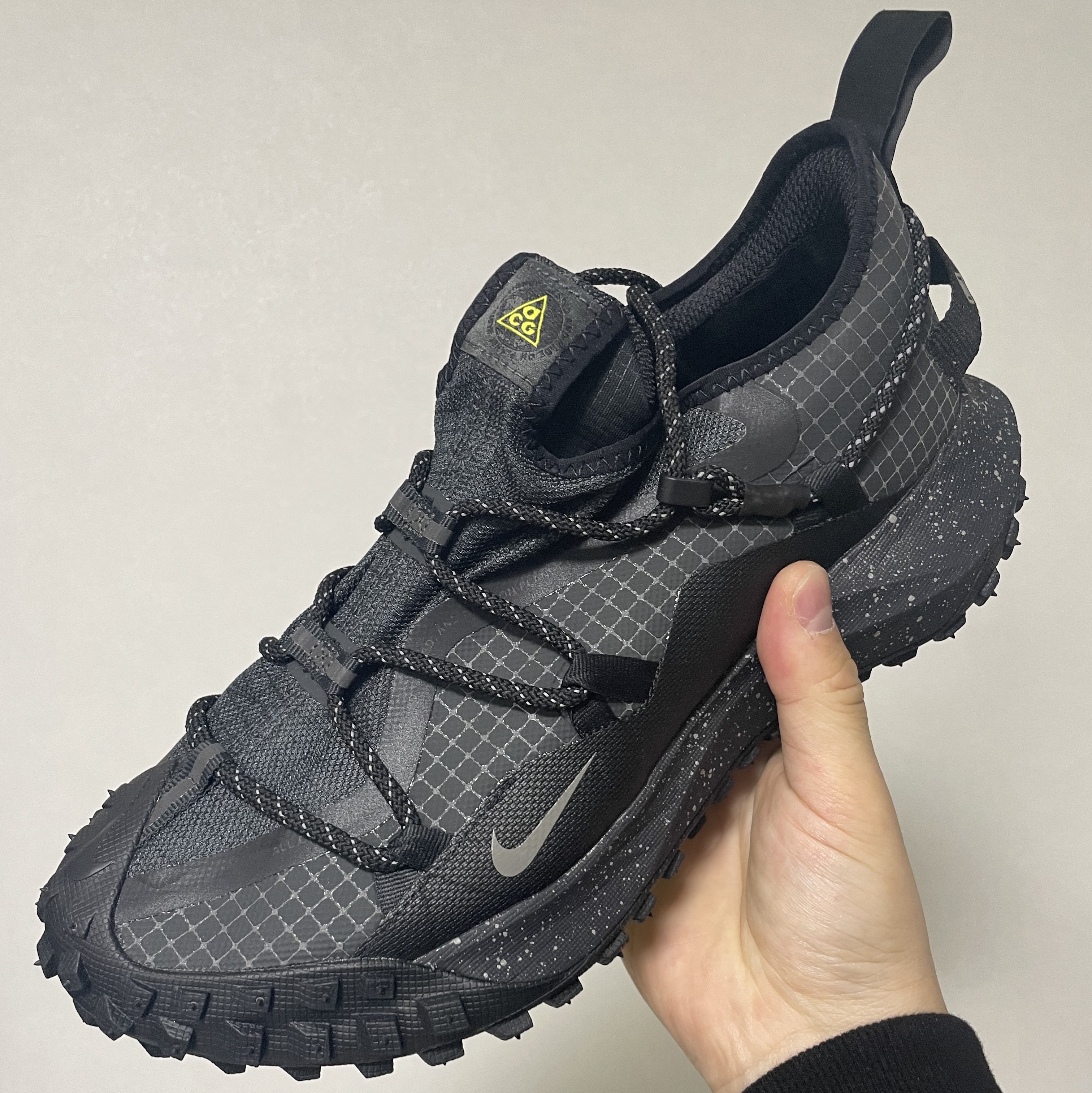 Nike Bucket Futura Tie-Dye Black, Nike ACG Mountain Fly Low Gore-Tex SE Dark Smoke Grey 착용 스타일 - 3