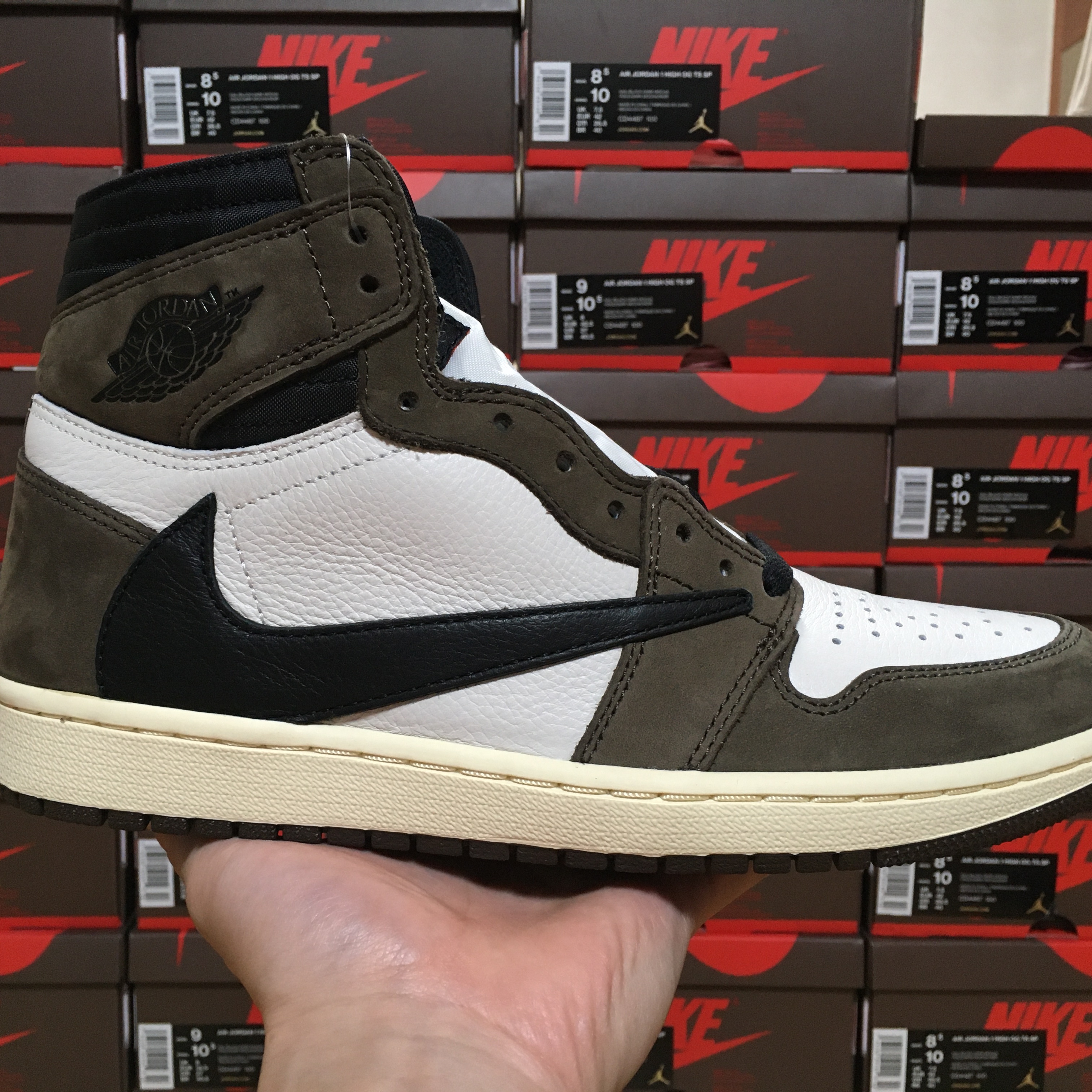 Jordan 1 x Travis Scott Retro High OG SP Mocha 착용 스타일 - 1