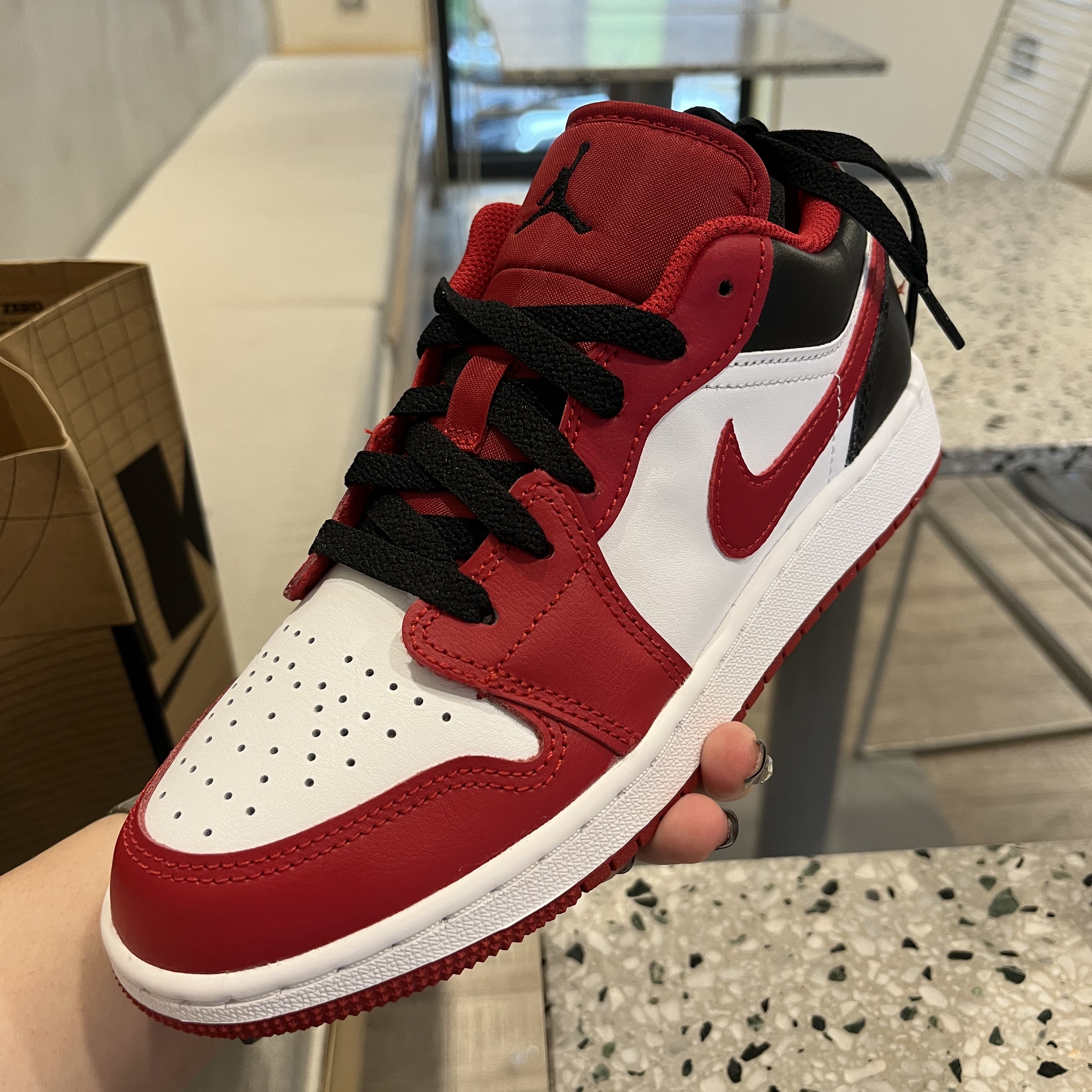 (GS) Jordan 1 Low White Gym Red Black 착용 스타일 - 2