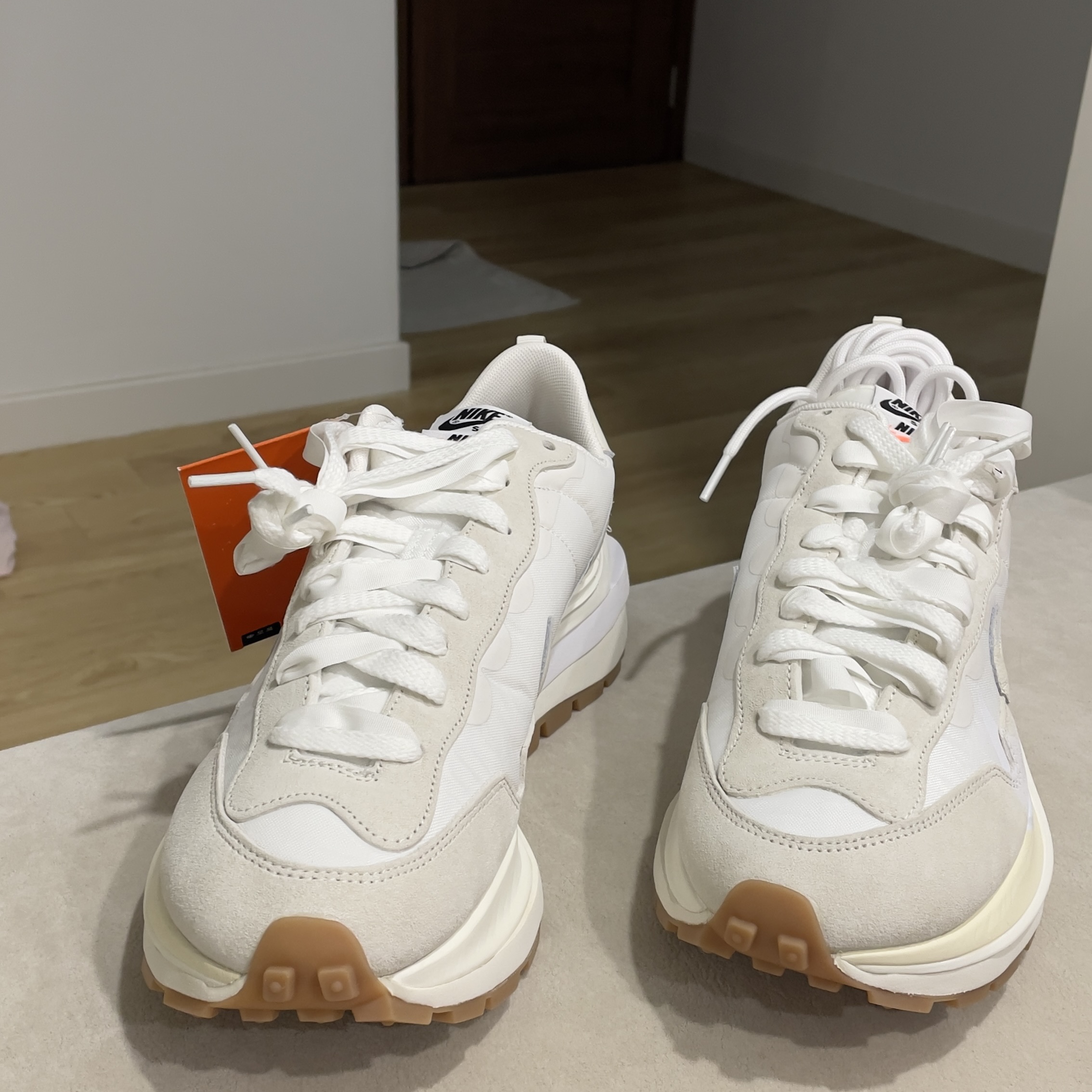 Nike x Sacai VaporWaffle White and Gum 착용 스타일 - 3