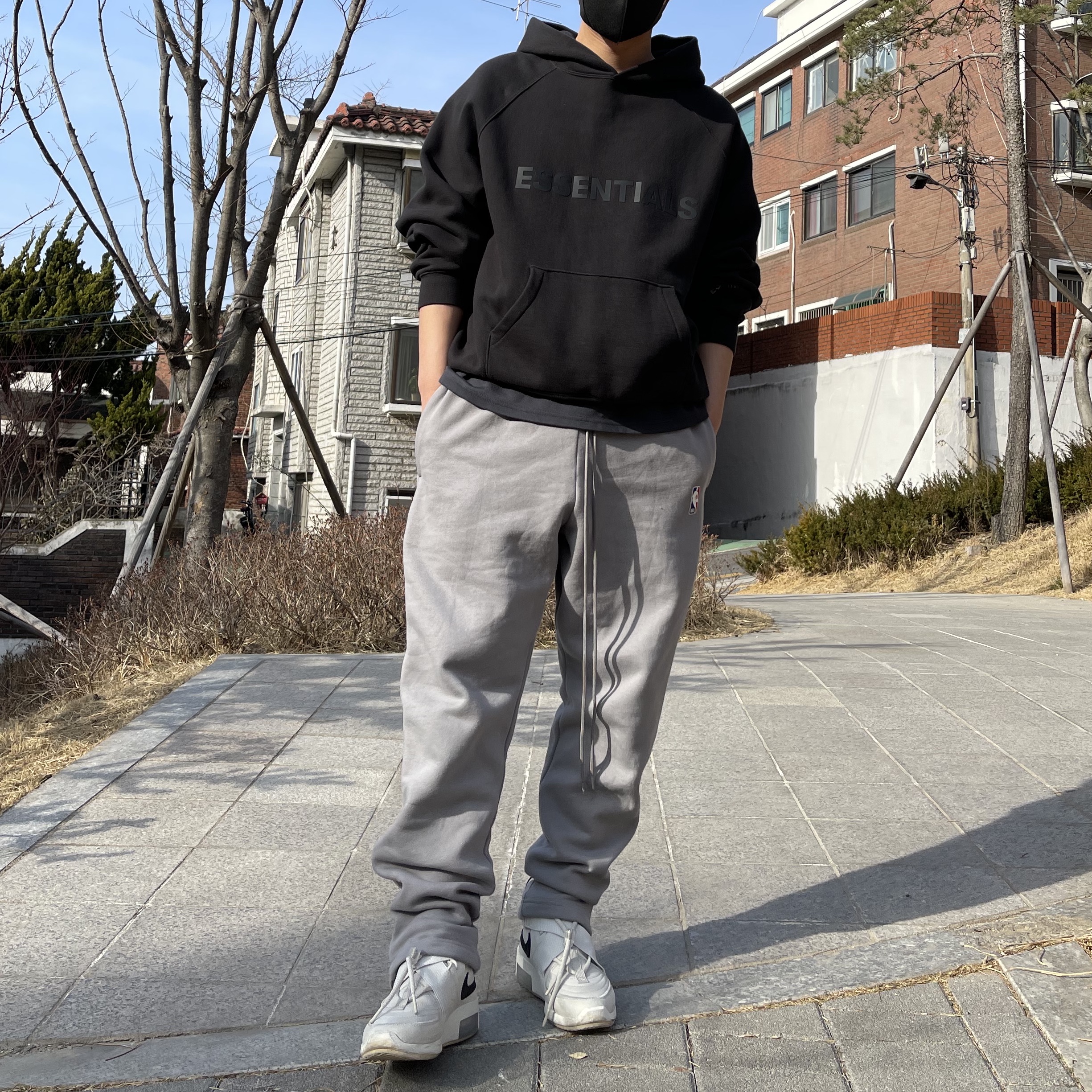 Nike x Fear of God Warm Up Pants Dust, Nike x Fear of God Air Fear of God Raid Light Bone 착용 스타일 - 3