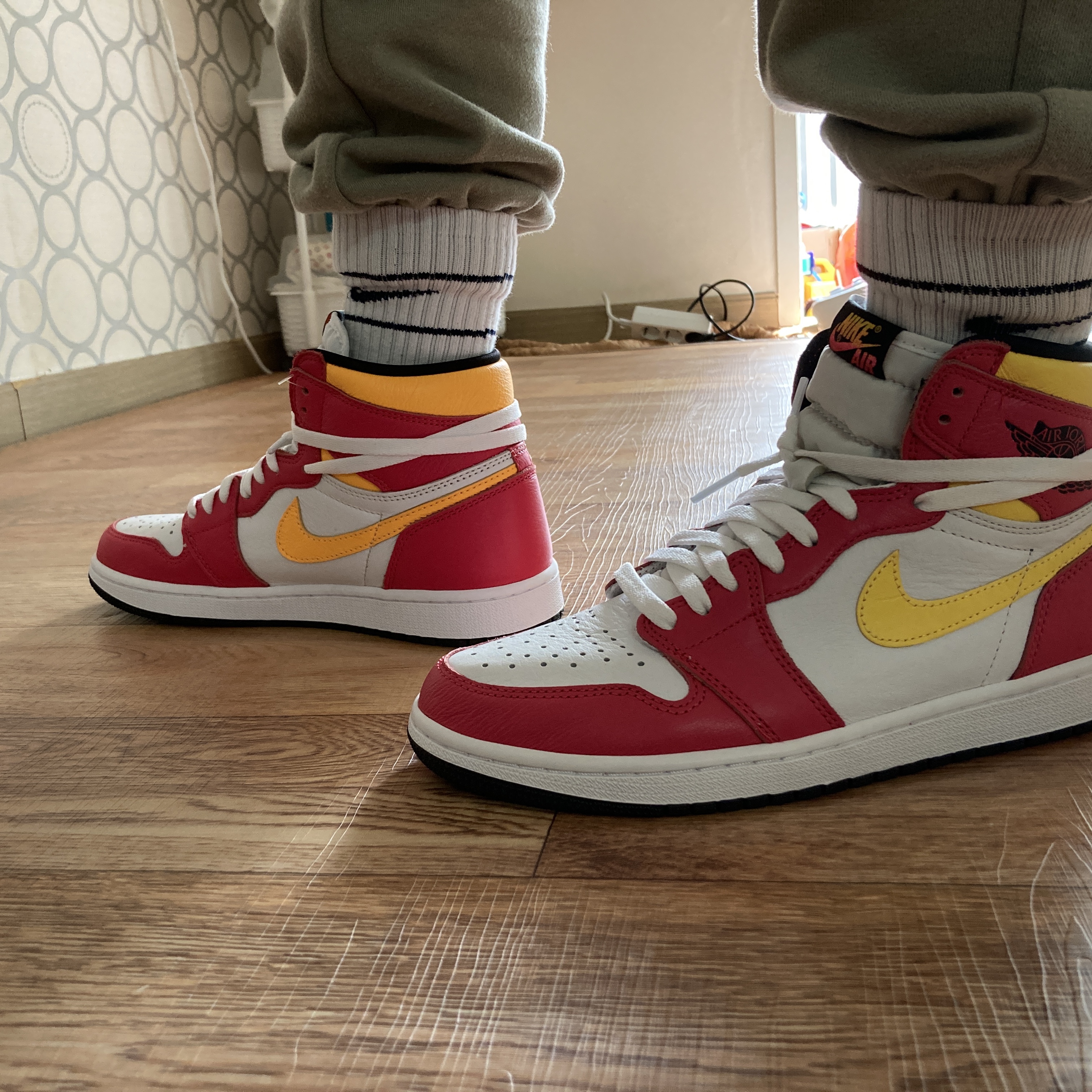 Jordan 1 Retro High OG Light Fusion Red 착용 스타일 - 2