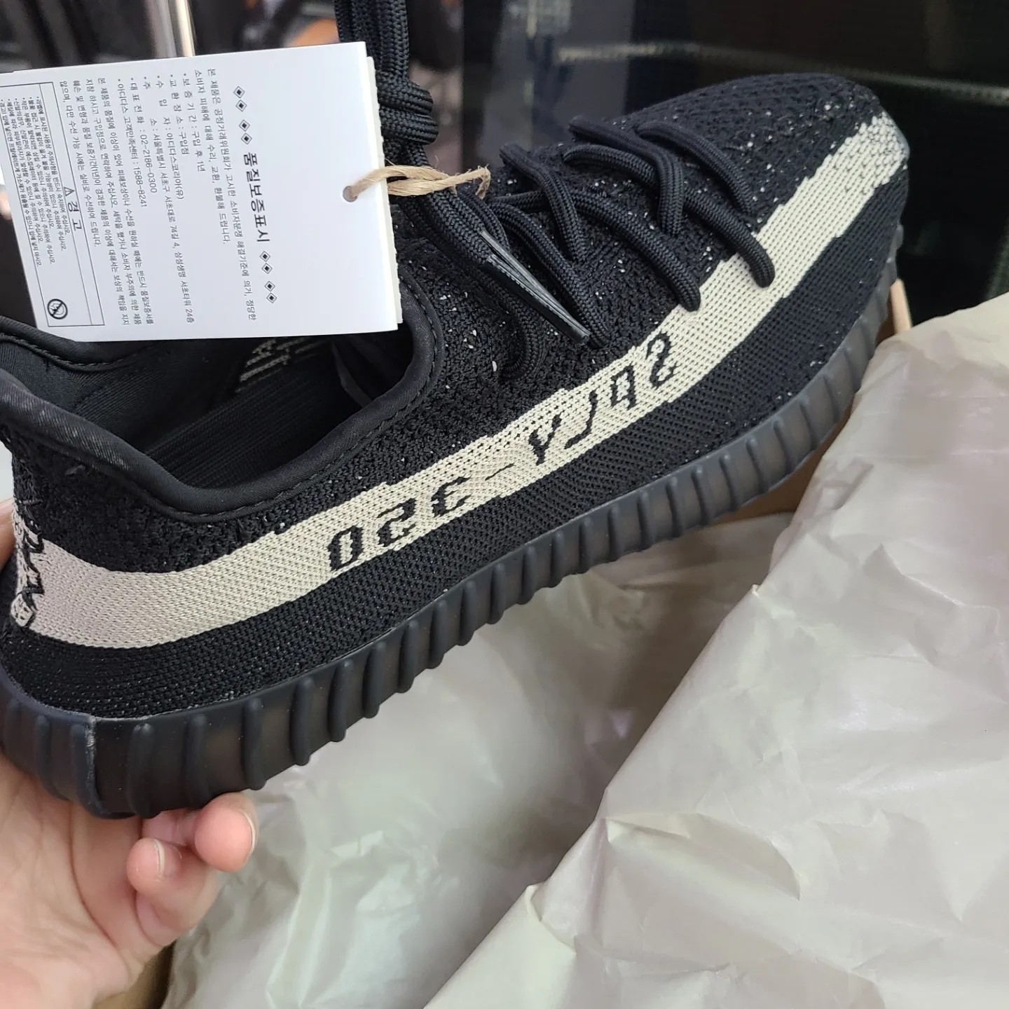 Adidas Yeezy Boost 350 V2 Core Black White 2022 착용 스타일 - 1