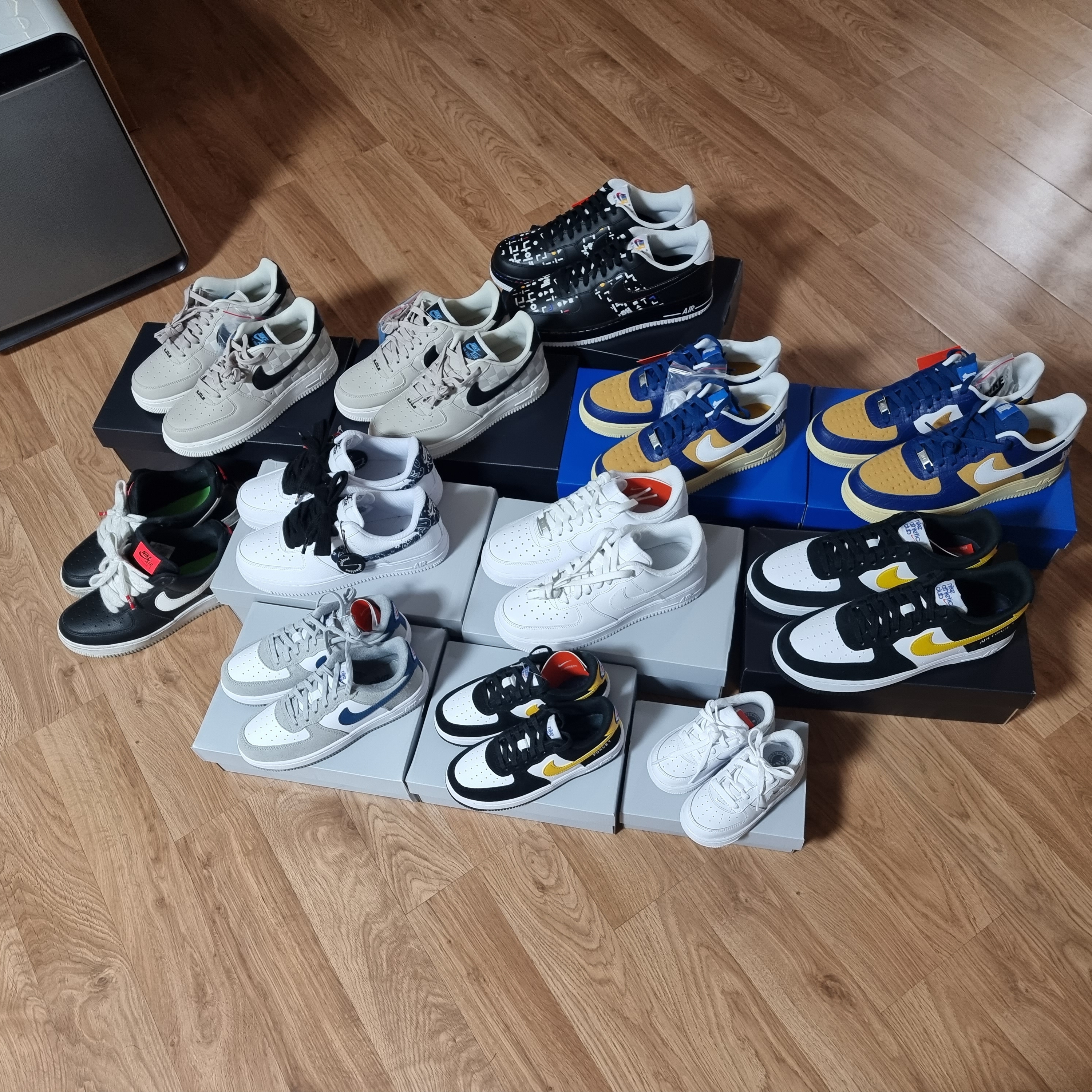 Nike Air Force 1 '07 Low White, Nike Air Force 1 '07 LV8 Athletic Club Black Dark Sulfur 착용 스타일