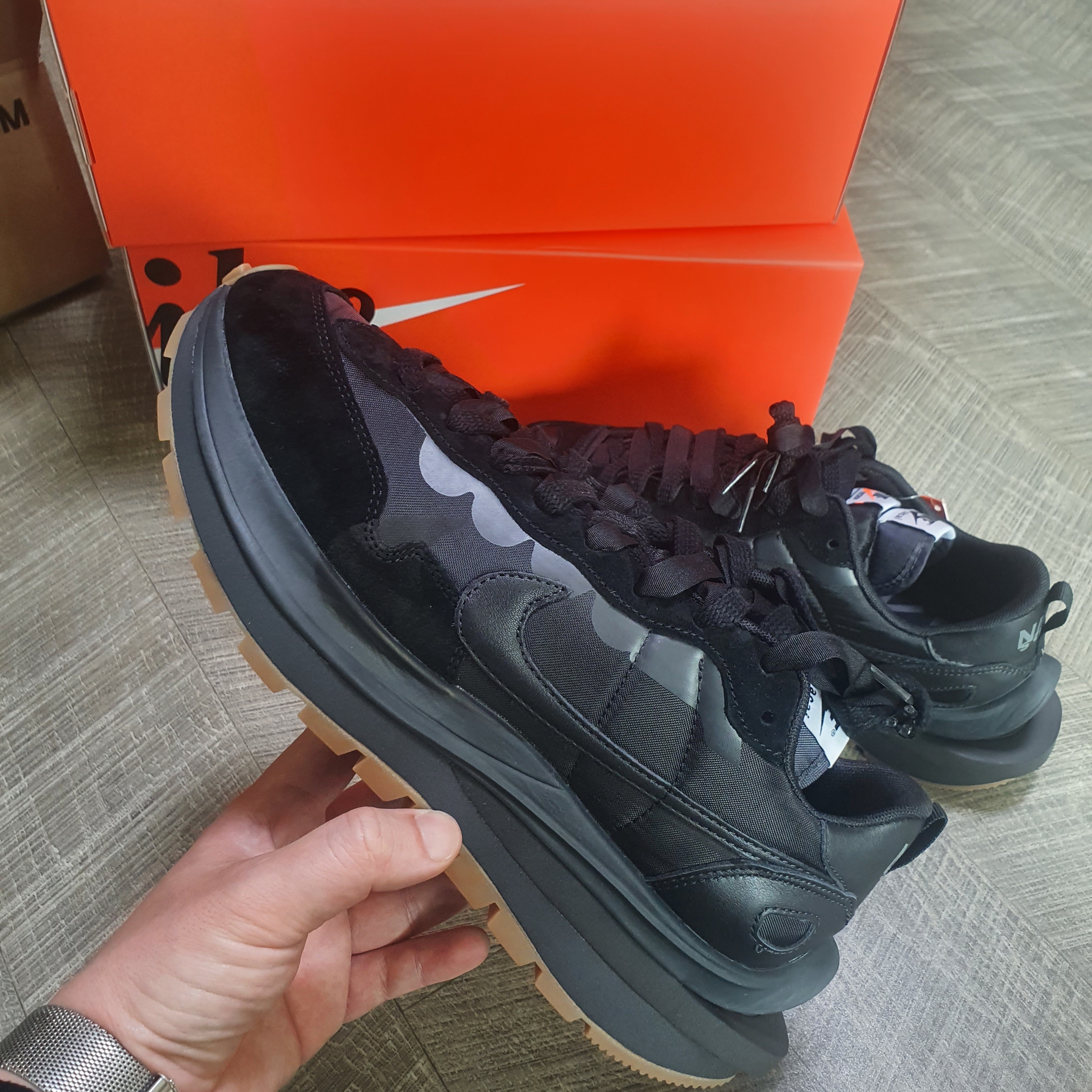 Nike x Sacai VaporWaffle Black and Gum 착용 스타일 - 1