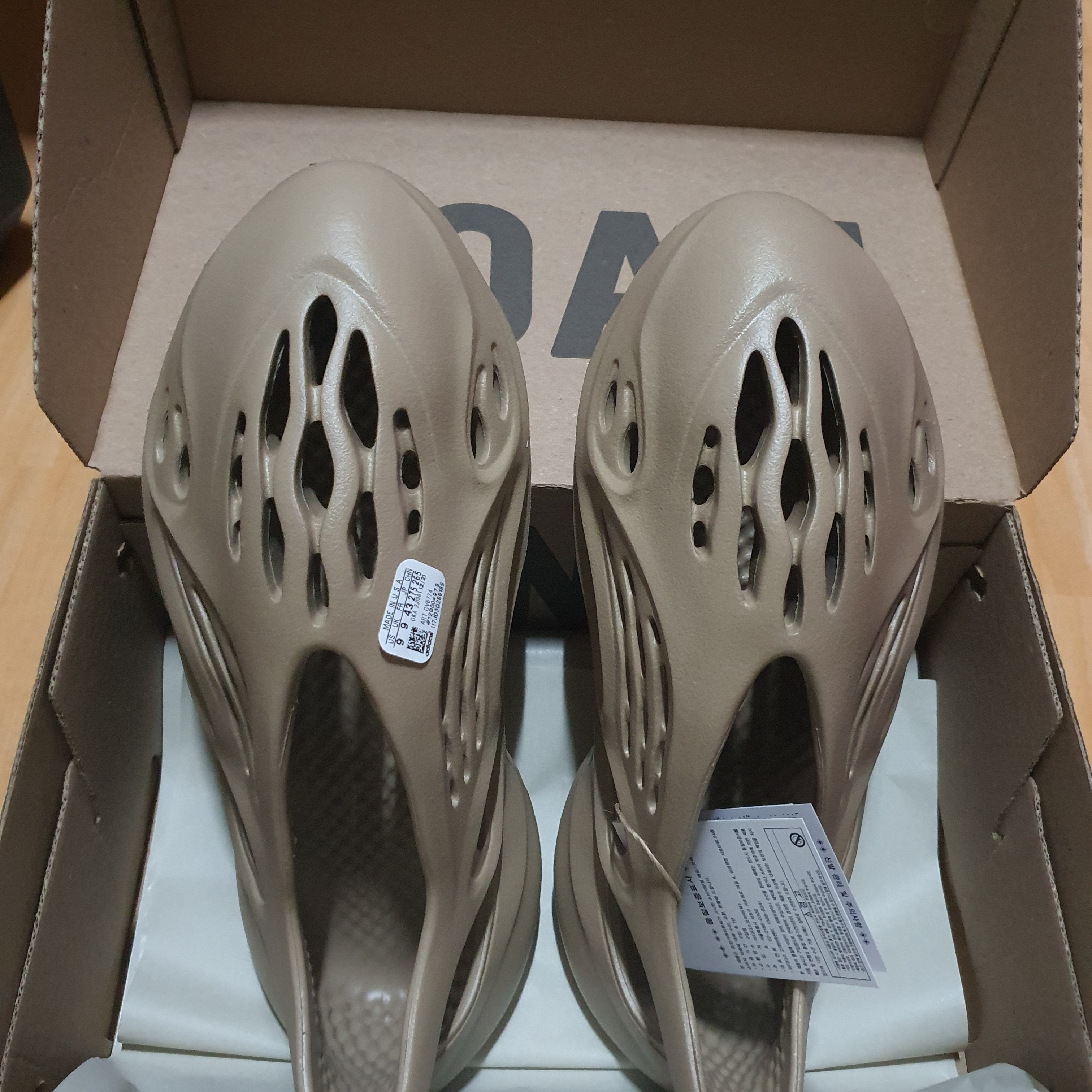 Adidas Yeezy Foam RNNR Mist 착용 스타일
