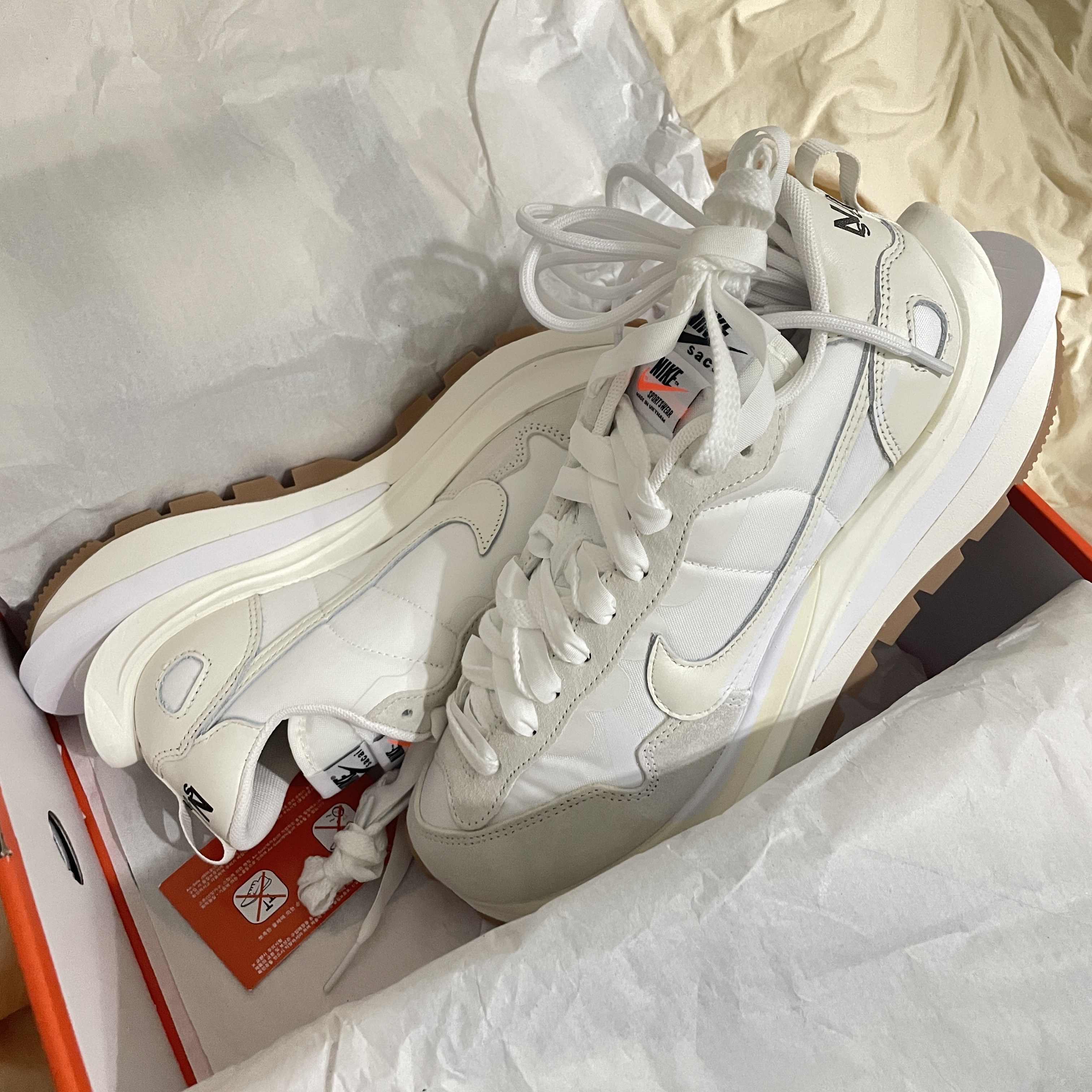 Nike x Sacai VaporWaffle White and Gum 착용 스타일