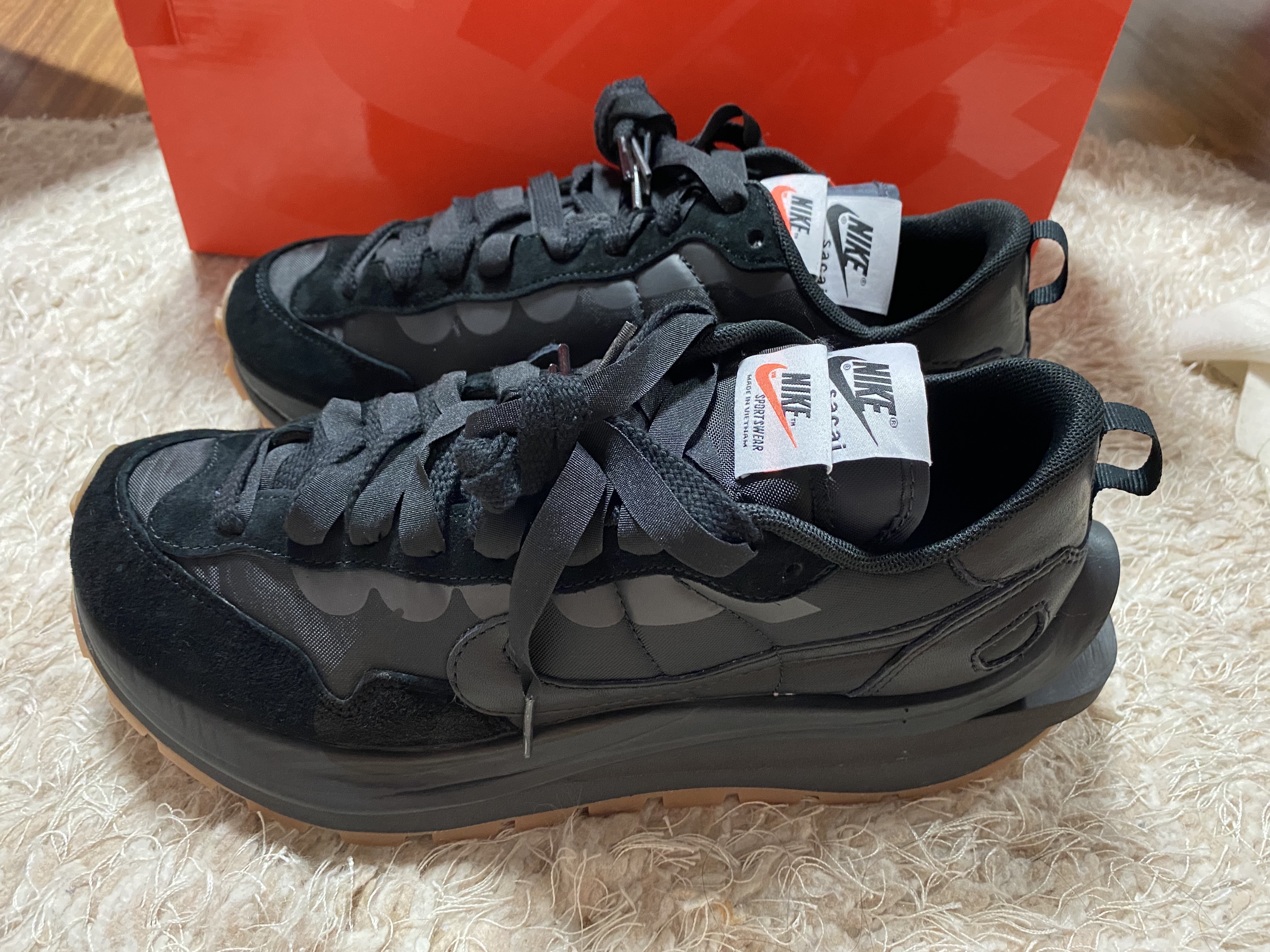 Nike x Sacai VaporWaffle Black and Gum 착용 스타일 - 1