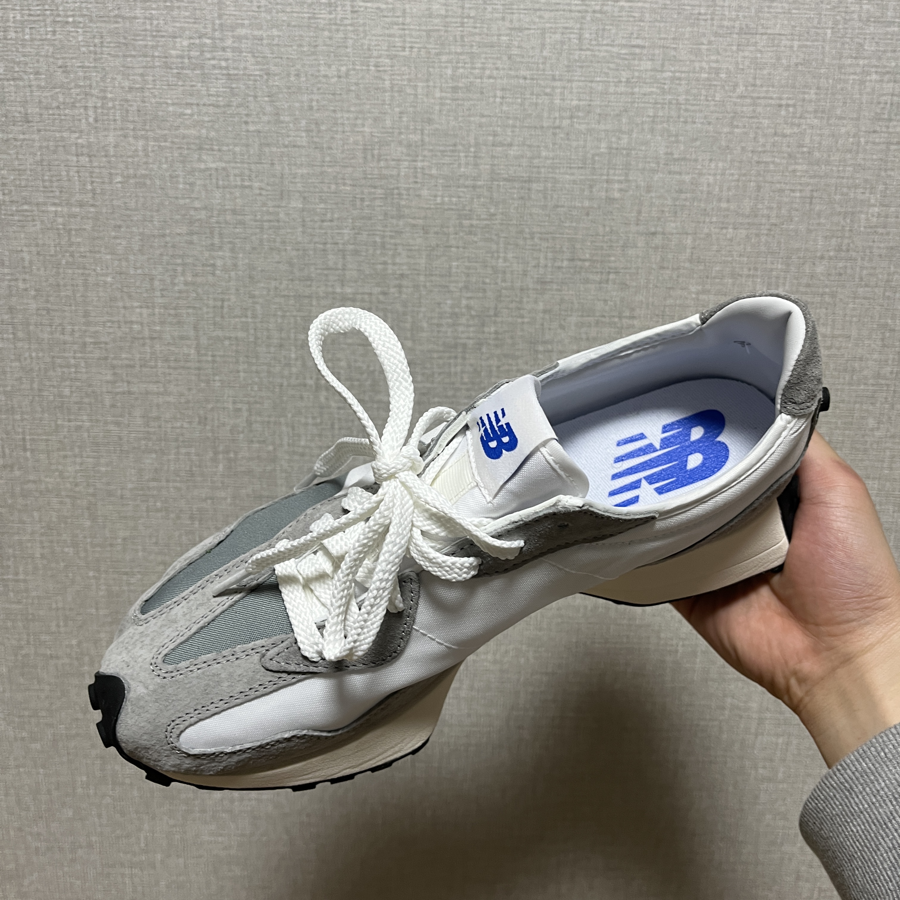 New Balance 327 Grey 착용 스타일 - 2