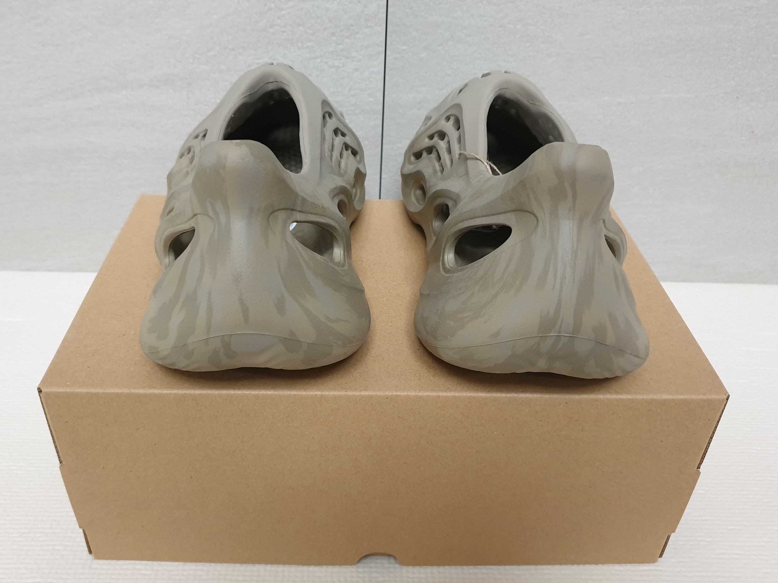 Adidas Yeezy Foam RNNR Stone Sage 착용 스타일 - 2