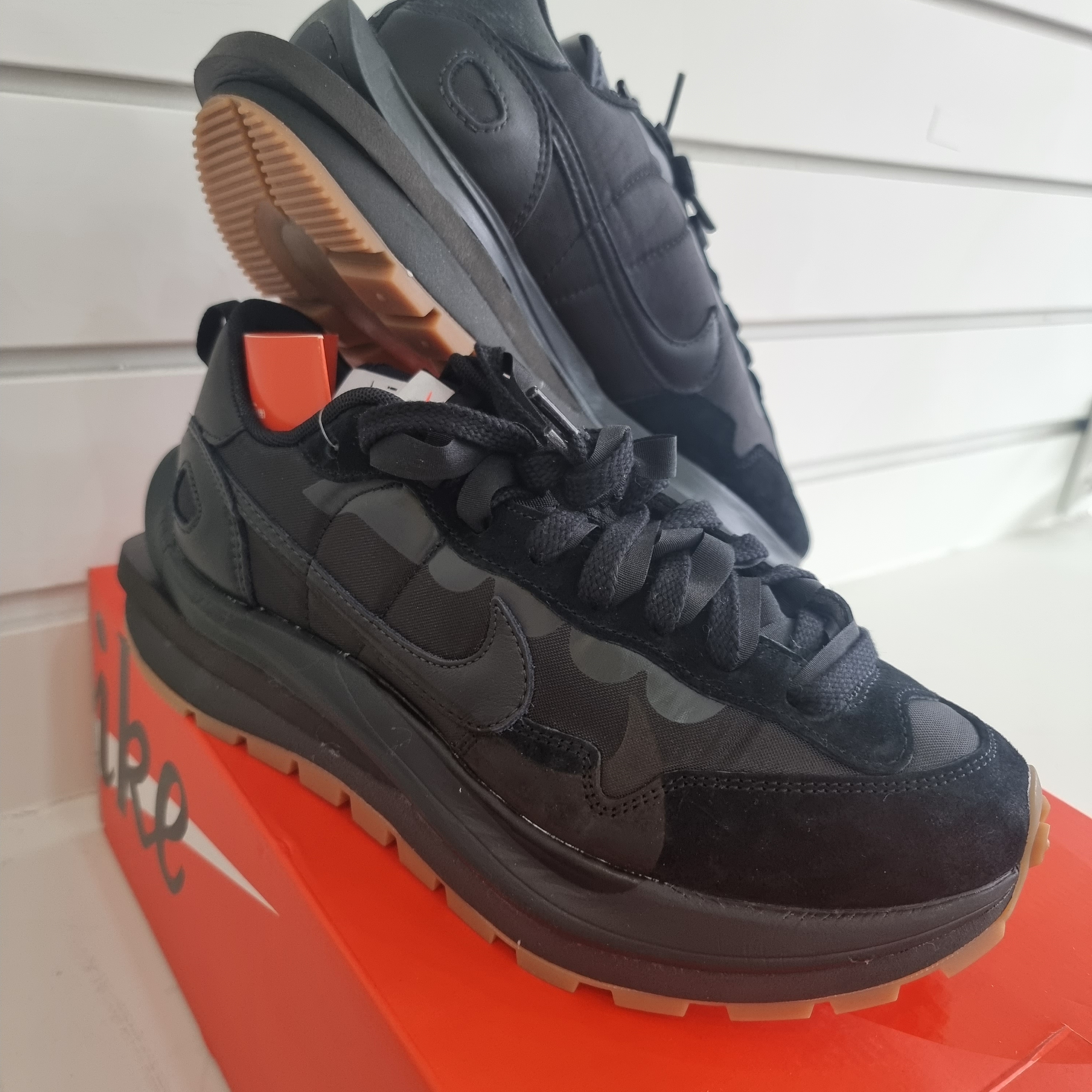 Nike x Sacai VaporWaffle Black and Gum 착용 스타일 - 1