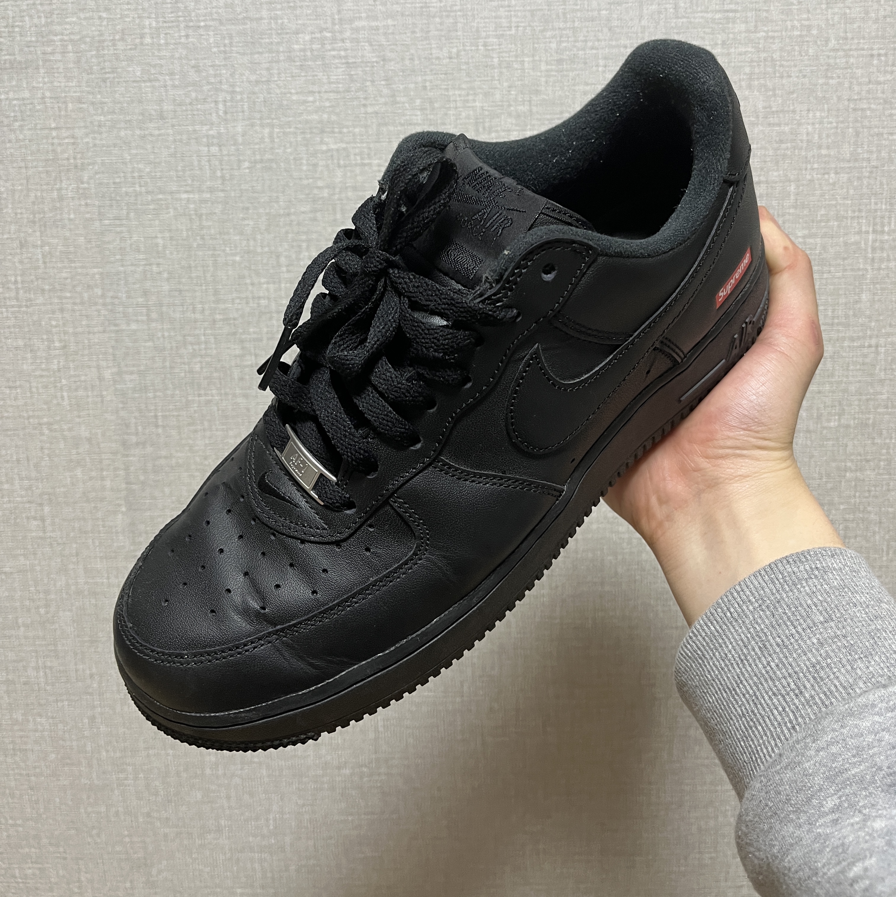 Nike x Supreme Air Force 1 Low Black 착용 스타일 - 2