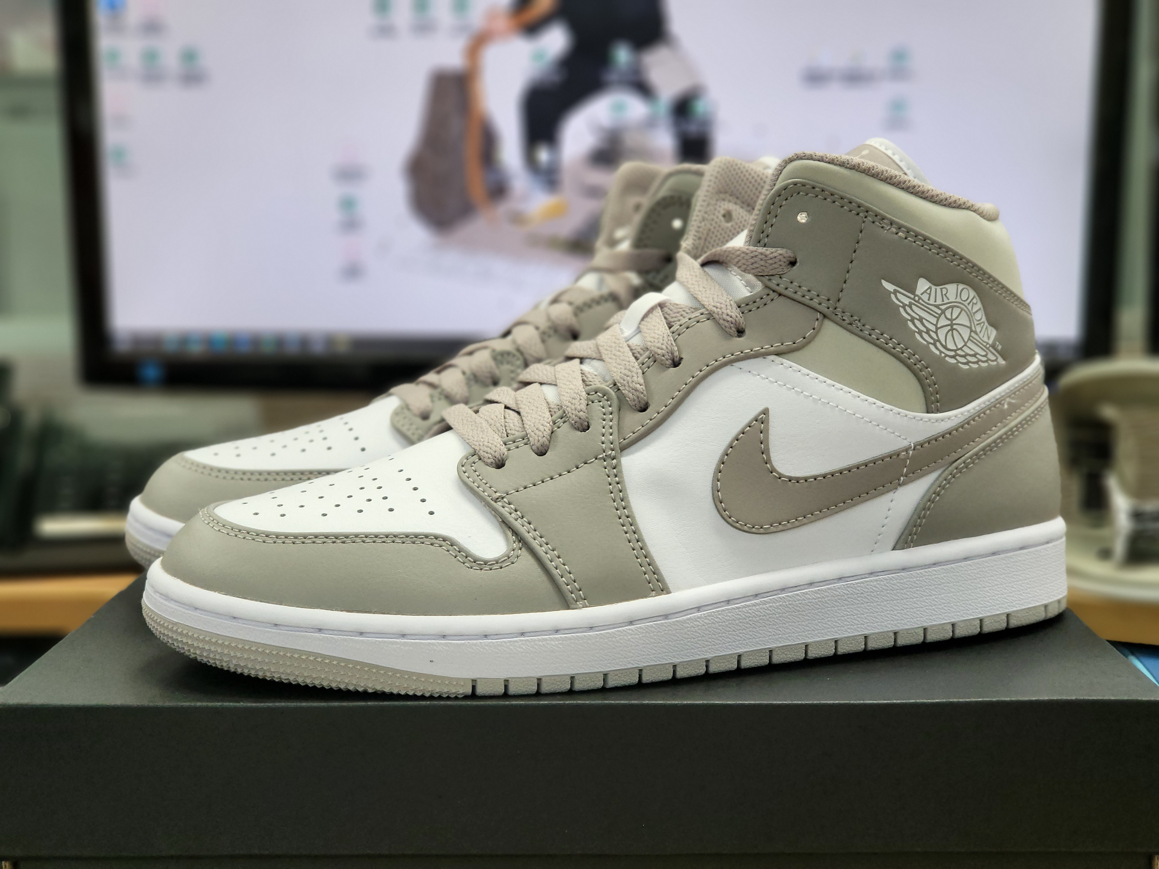 Jordan 1 Mid College Grey 착용 스타일