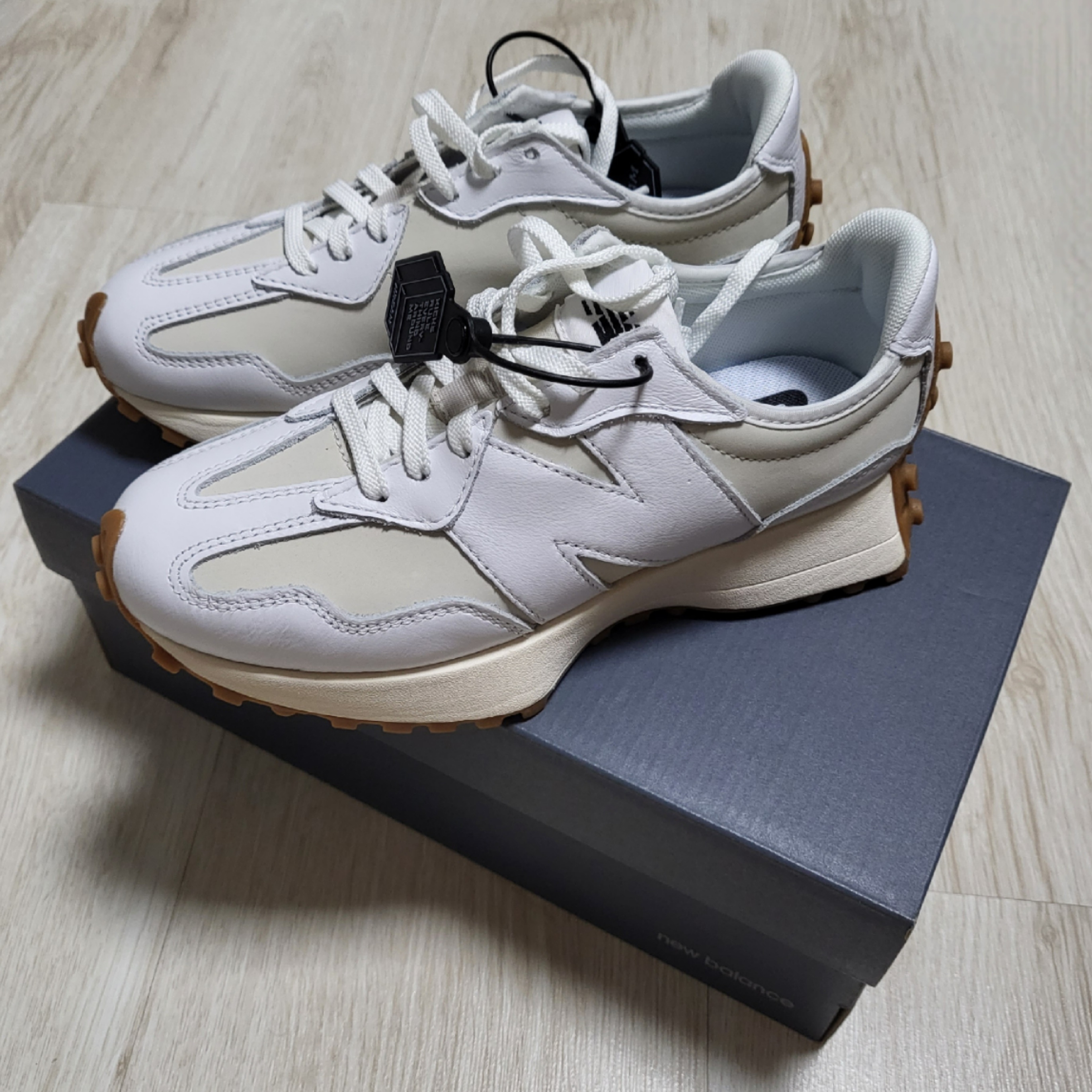(W) New Balance 327 Leather White Moonbeam 착용 스타일 - 1