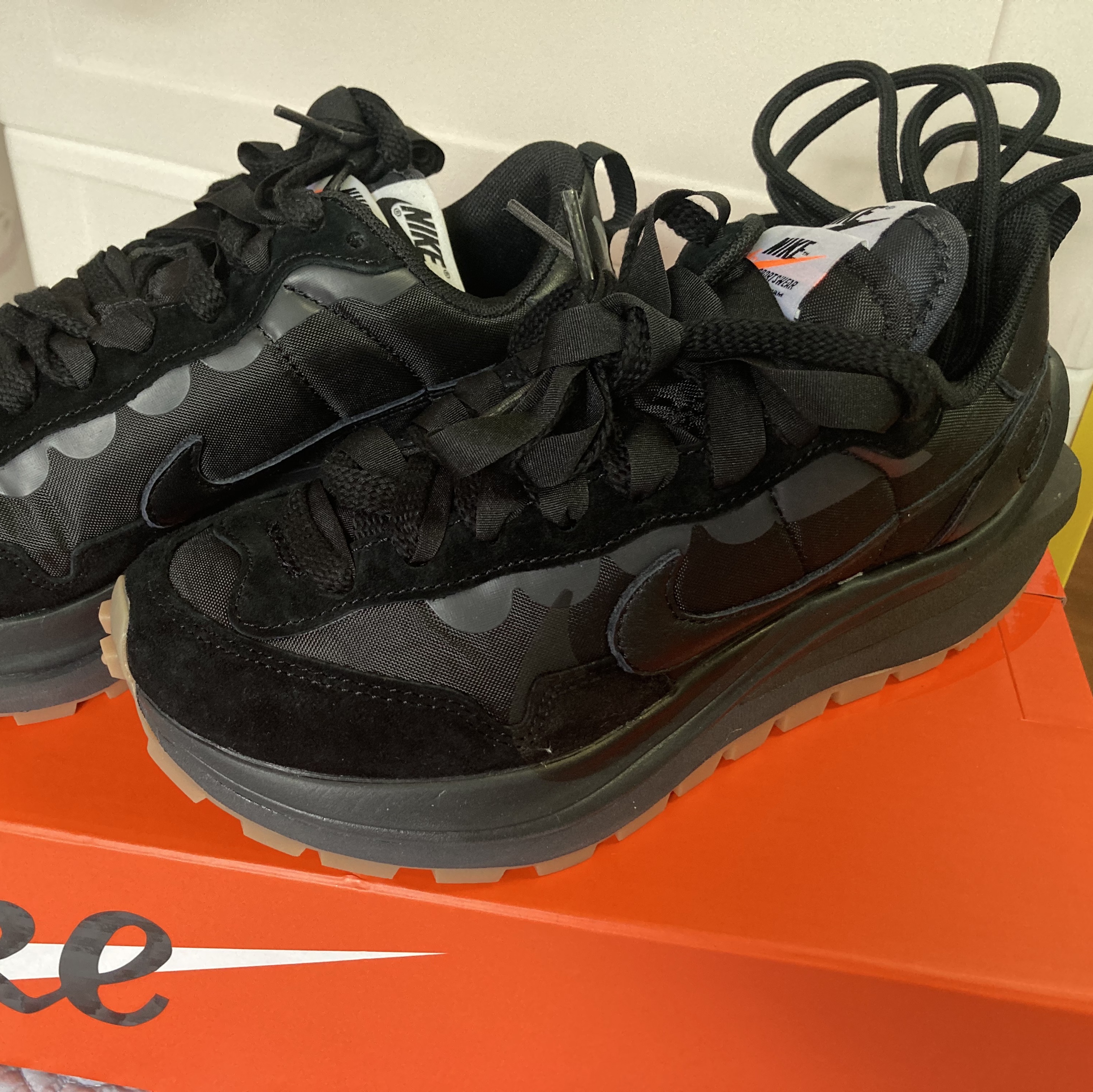 Nike x Sacai VaporWaffle Black and Gum 착용 스타일 - 2