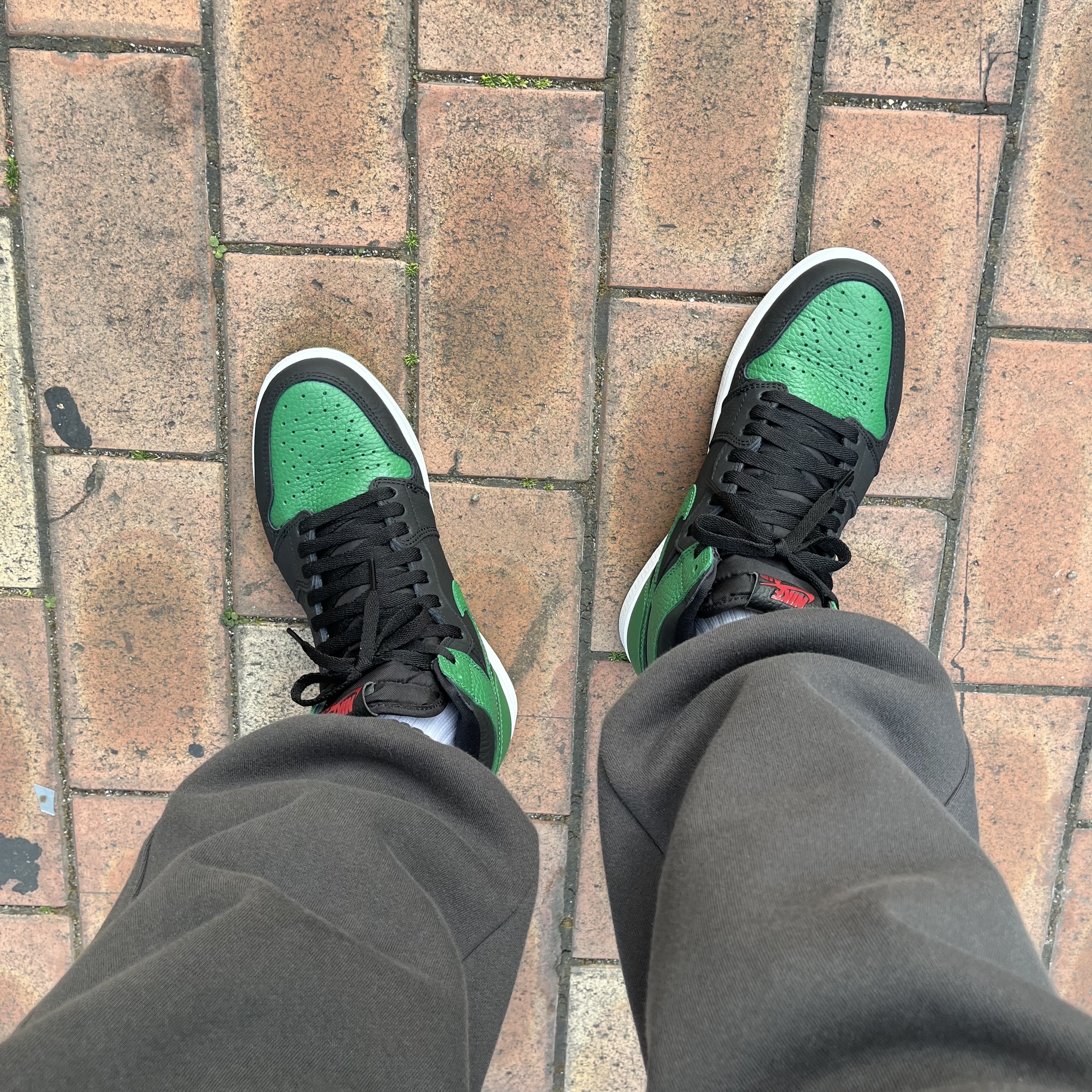 Jordan 1 Retro High OG Pine Green Black 착용 스타일