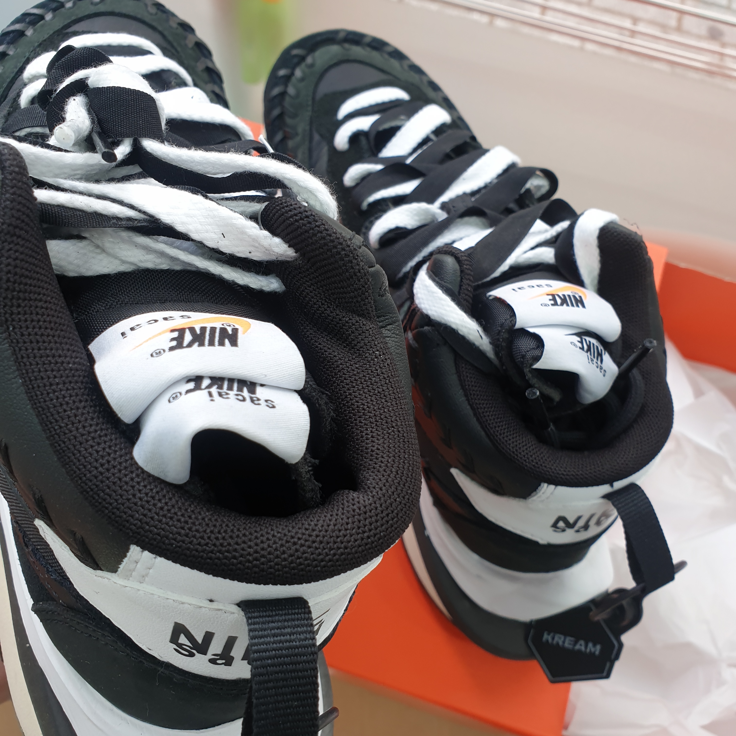 Nike x Sacai x Jean Paul Gaultier VaporWaffle Black White 착용 스타일 - 3