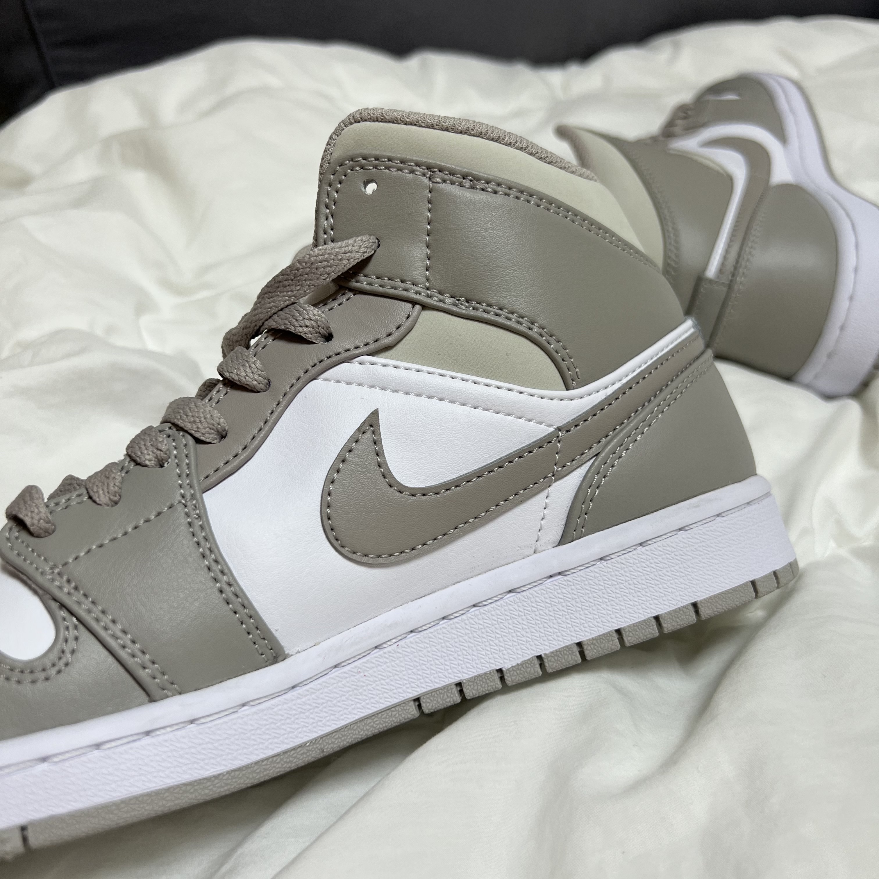 Jordan 1 Mid College Grey 착용 스타일 - 3