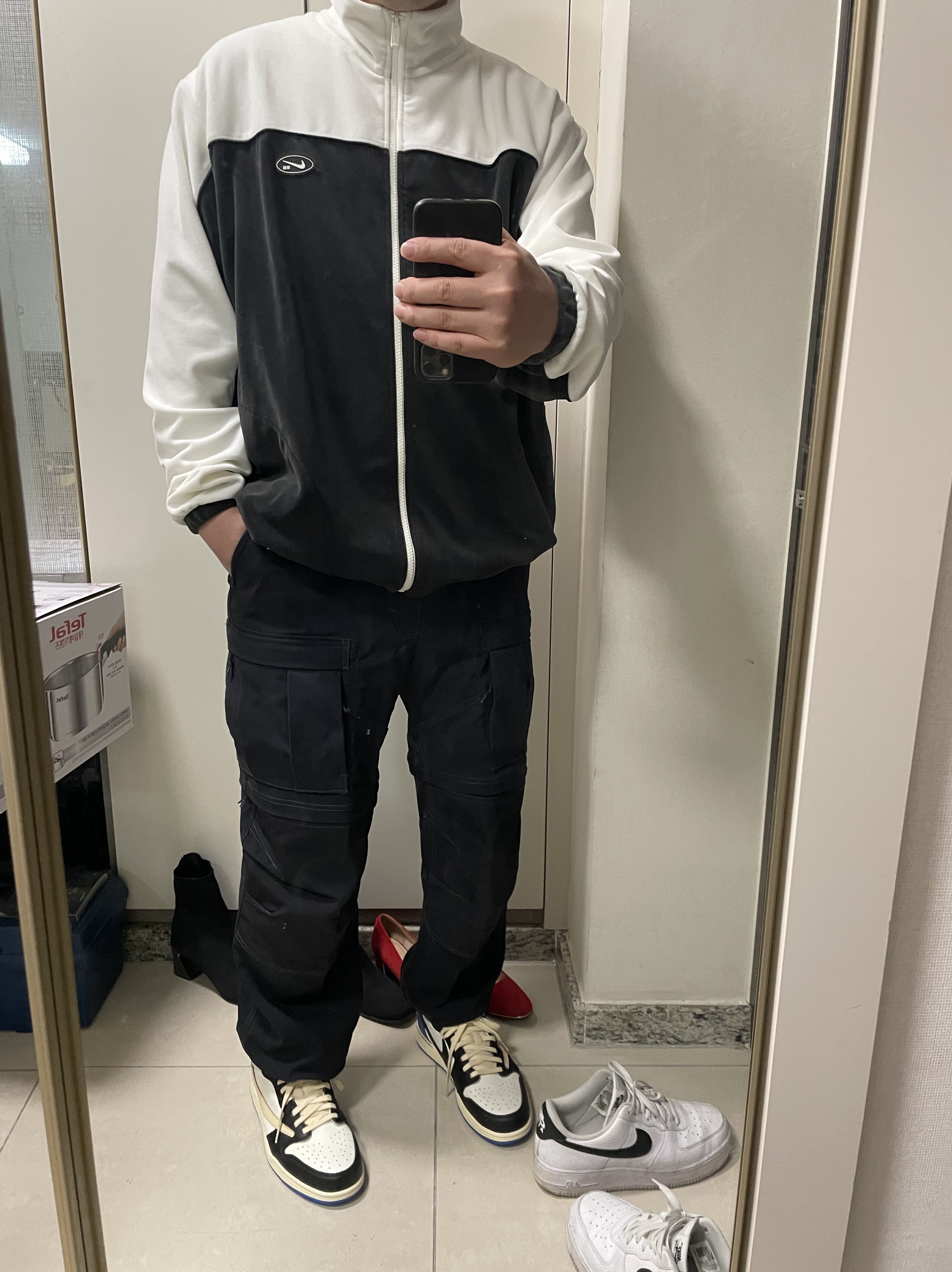 Jordan 1 x Travis Scott x Fragment Retro Low OG SP Military Blue, Nike ACG Smith Summit Cargo Pants Black Summit White - Asia 착용 스타일