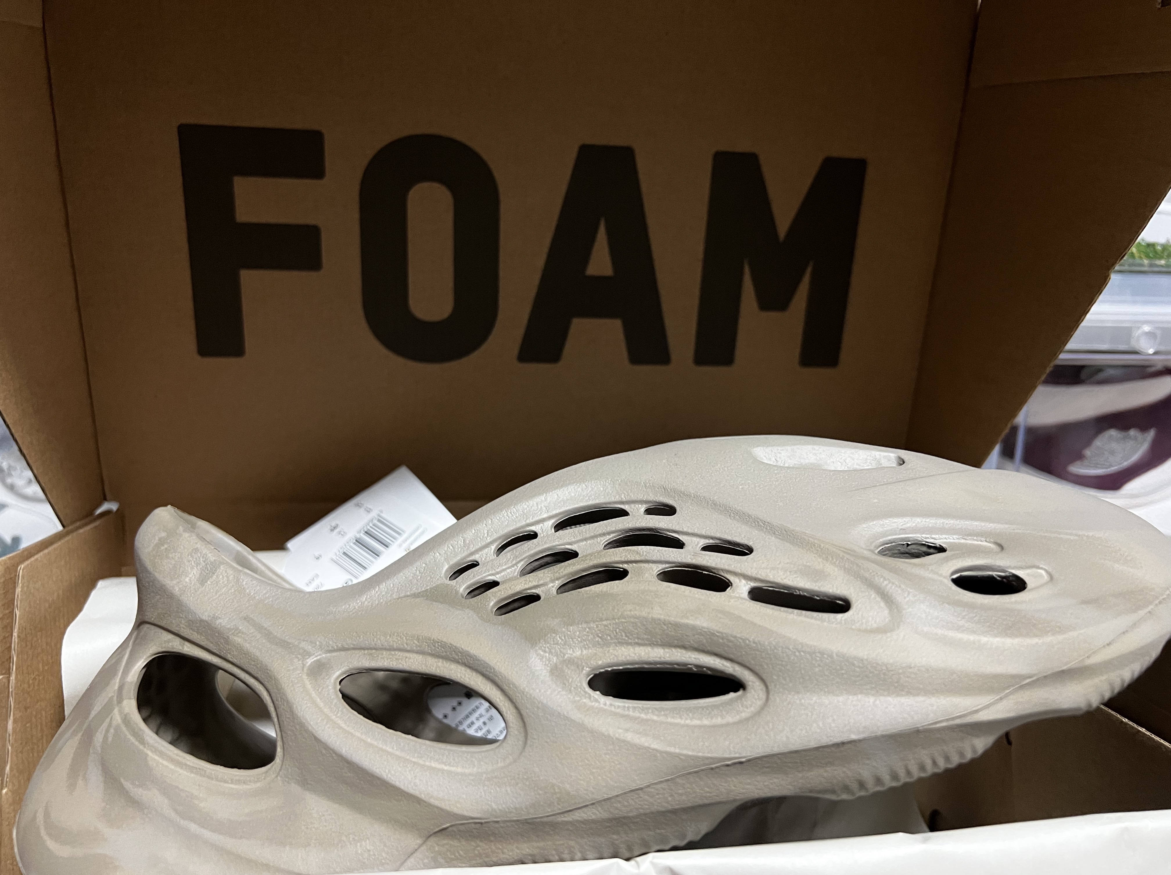 Adidas Yeezy Foam RNNR Stone Sage 착용 스타일 - 4